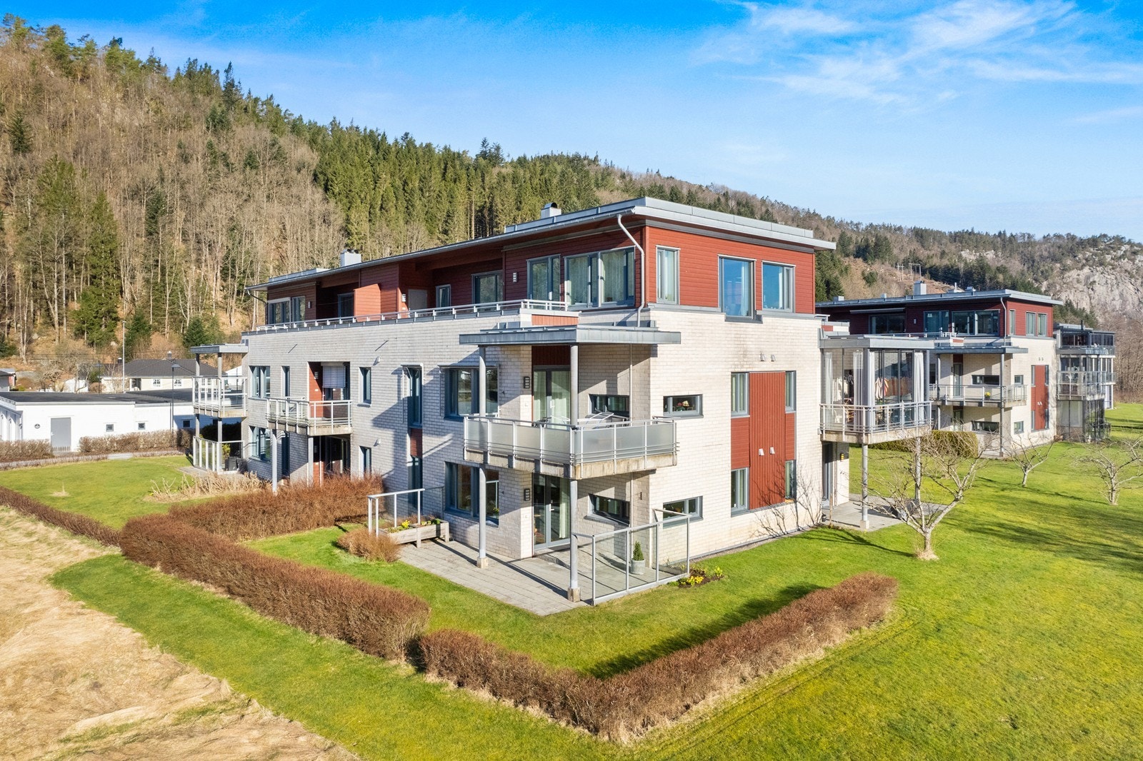 Velstelte fellesområder. Det er den hellelagte terrassen som tilhører leiligheten. Galleribilde