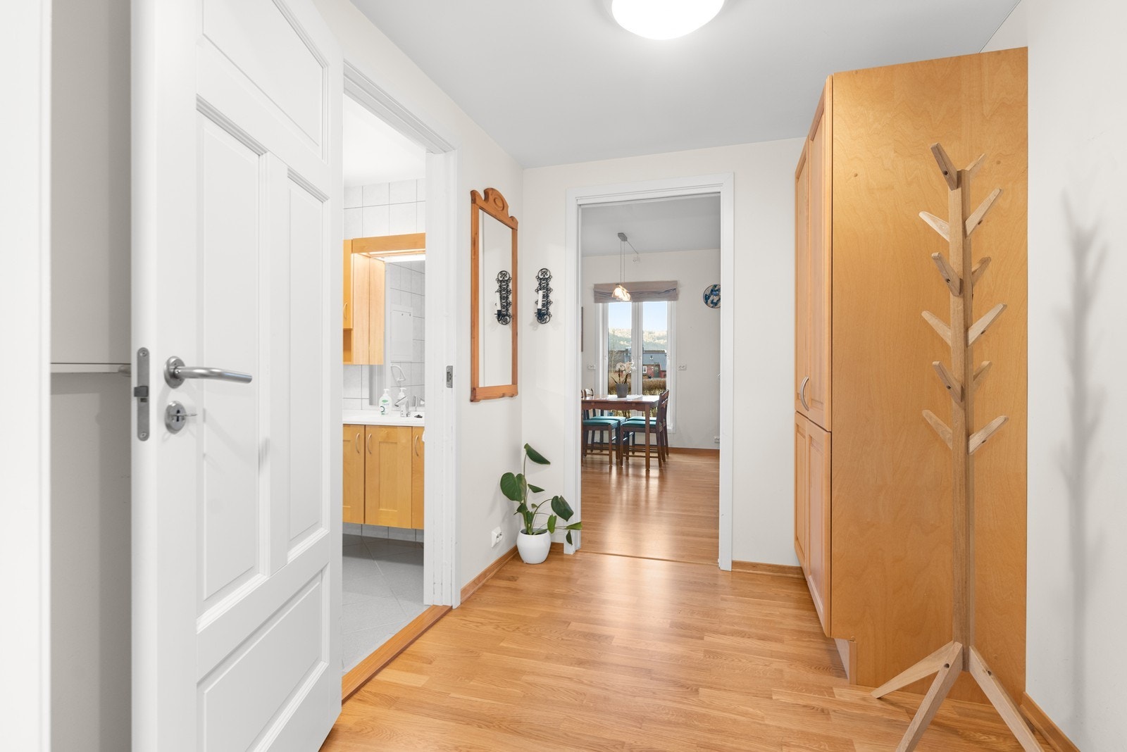 Entrè med garderobeskap Galleribilde