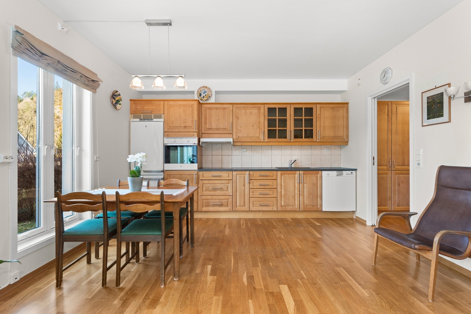 Kjøkkeninnredning med profilerte fronter. Hvitevarer medfølger. Galleribilde