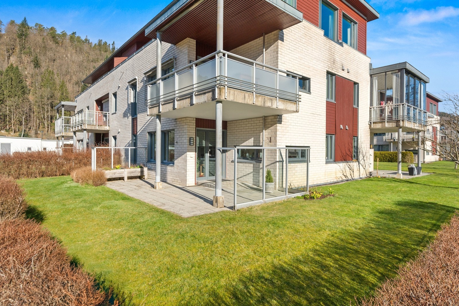 Hyggelig uteområde og meget praktisk beliggenhet på bakkeplan. Galleribilde