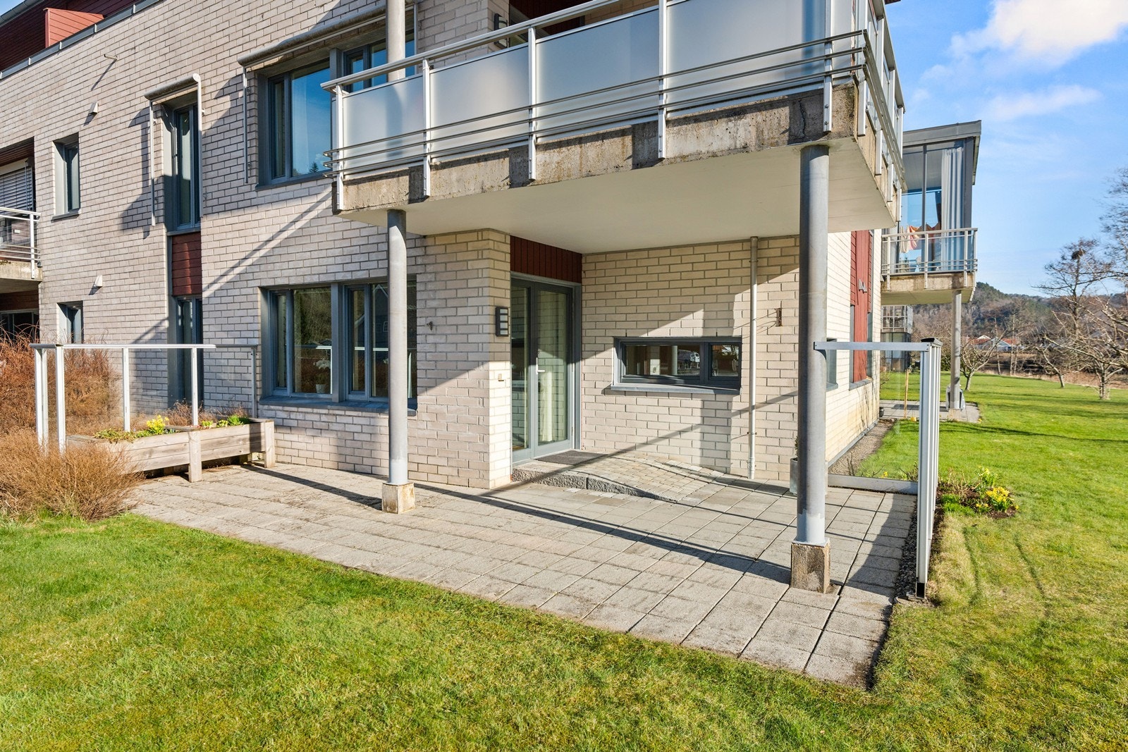 Fin uteplass med enkel adkomst fra stuen og uteområdet. Galleribilde