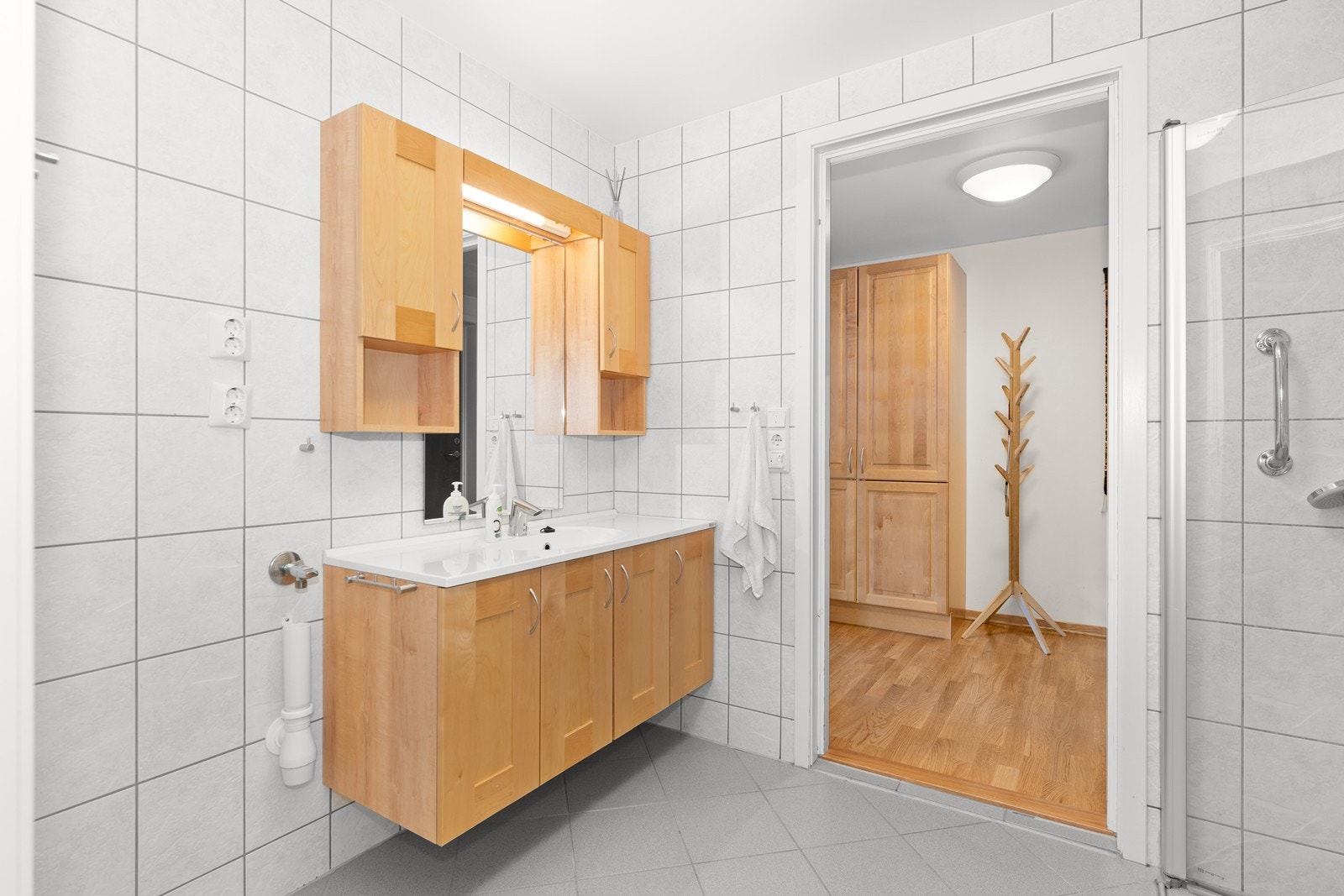 Flislagt bad. Servant med underskap. Opplegg til vaskemaskin Galleribilde