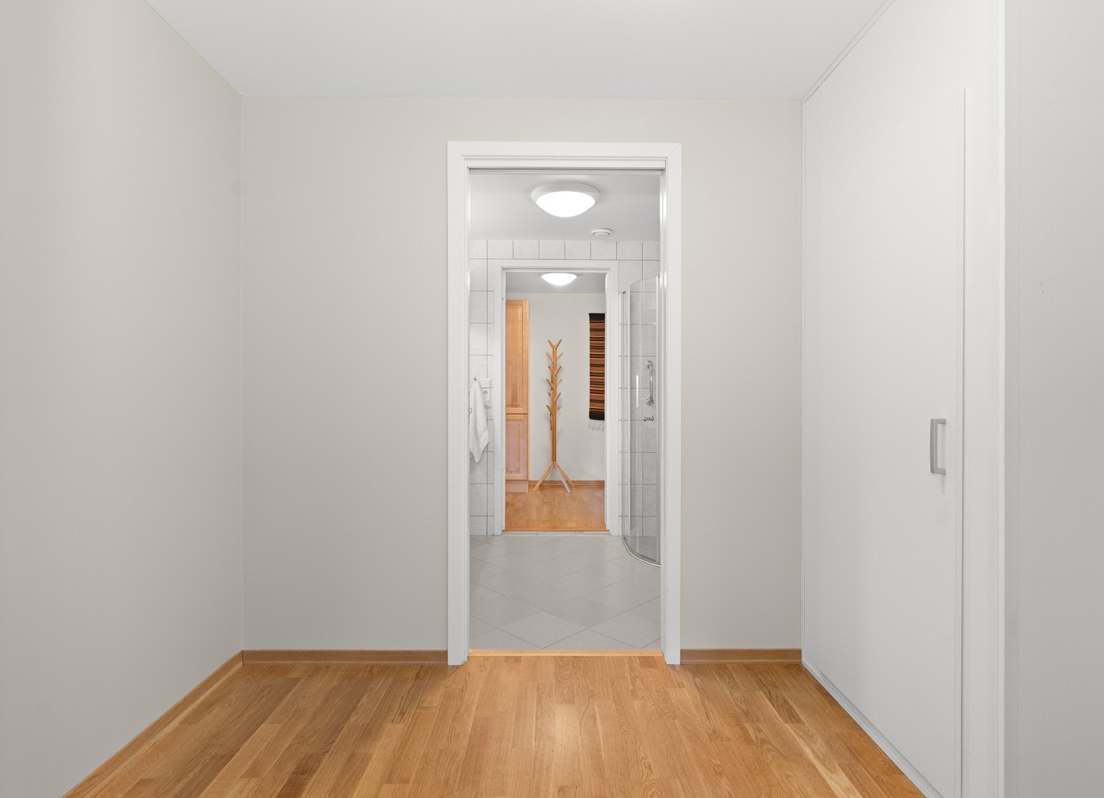 Garderobe/bod mellom bad og soverom. Galleribilde