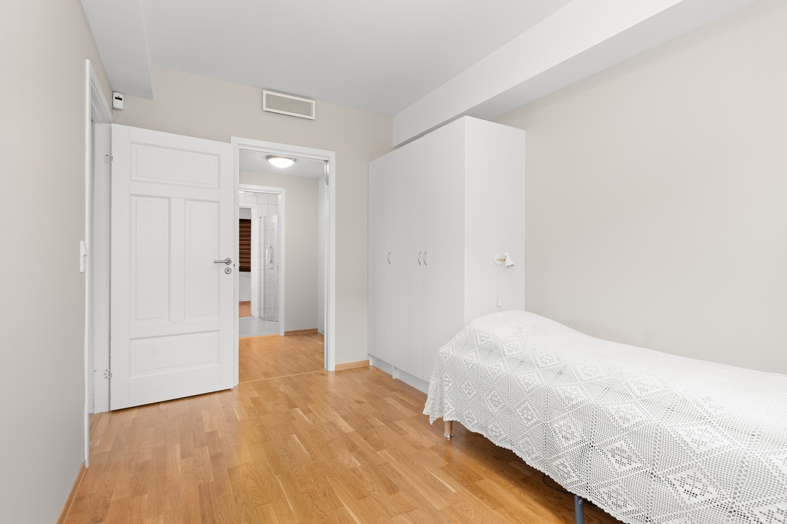 Hovedsoverommet har også inngang fra stuen Galleribilde