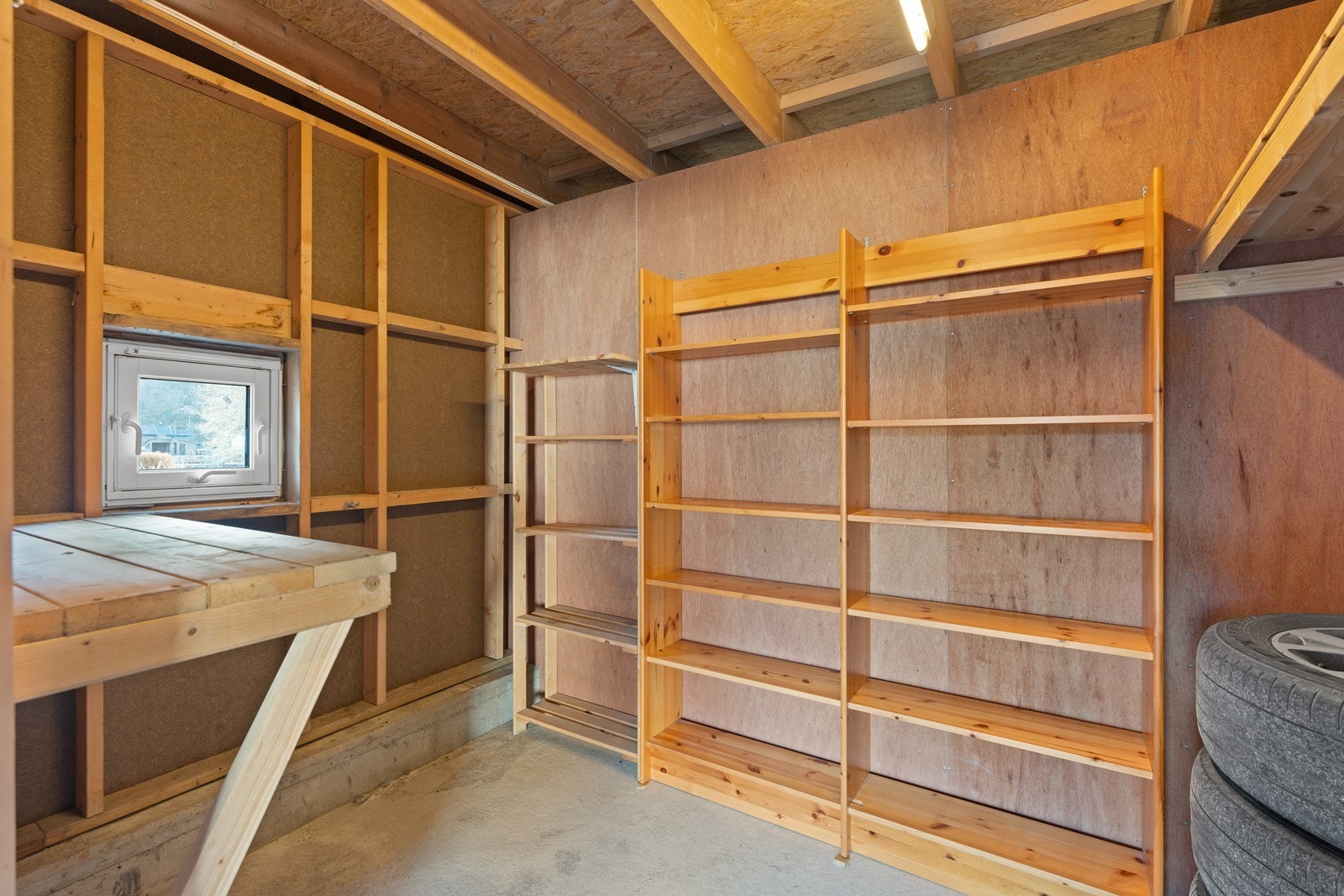 Boden i garasjen. Galleribilde