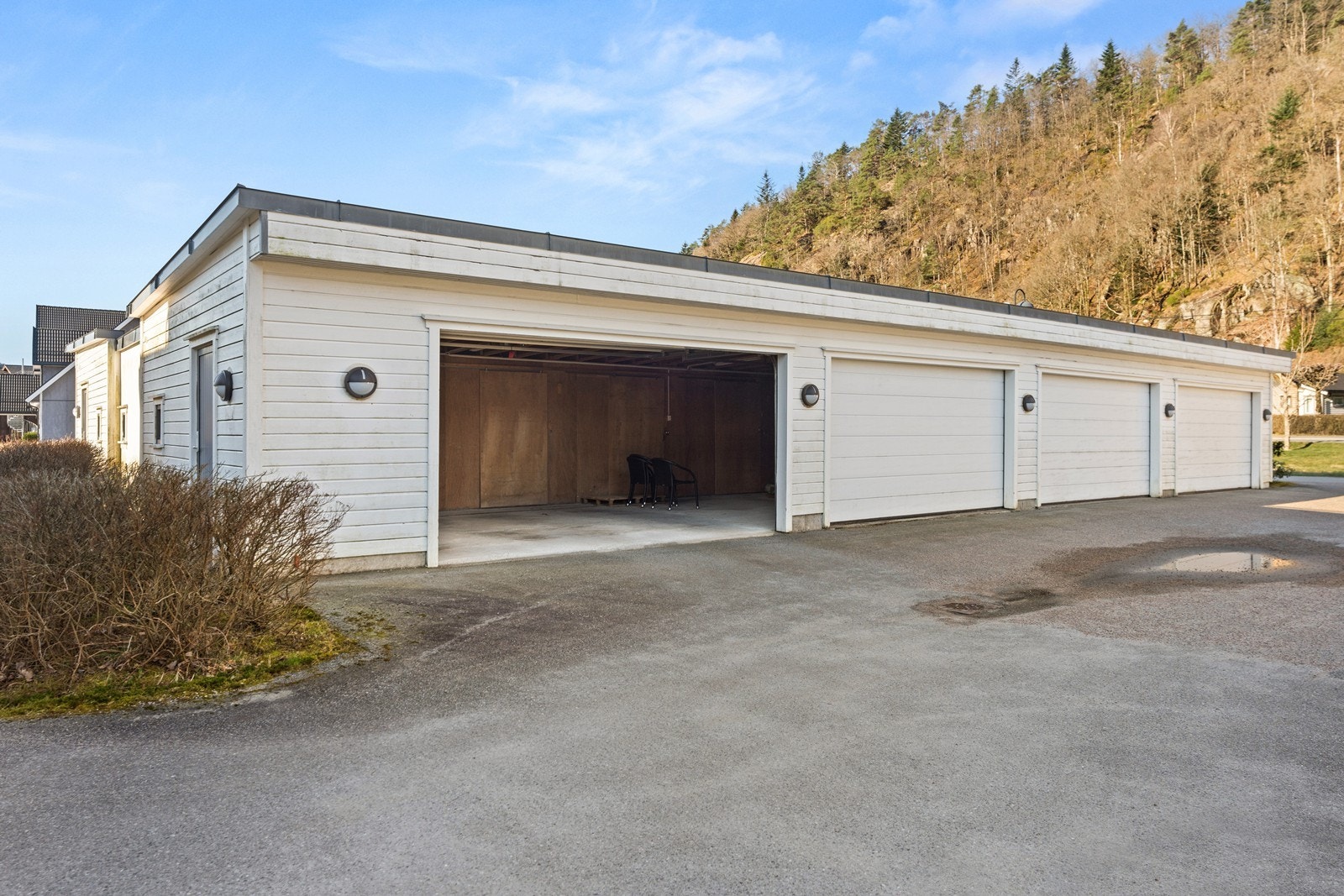 Parkeringsanlegget. 1 biloppstillingsplass og bod medfølger Galleribilde