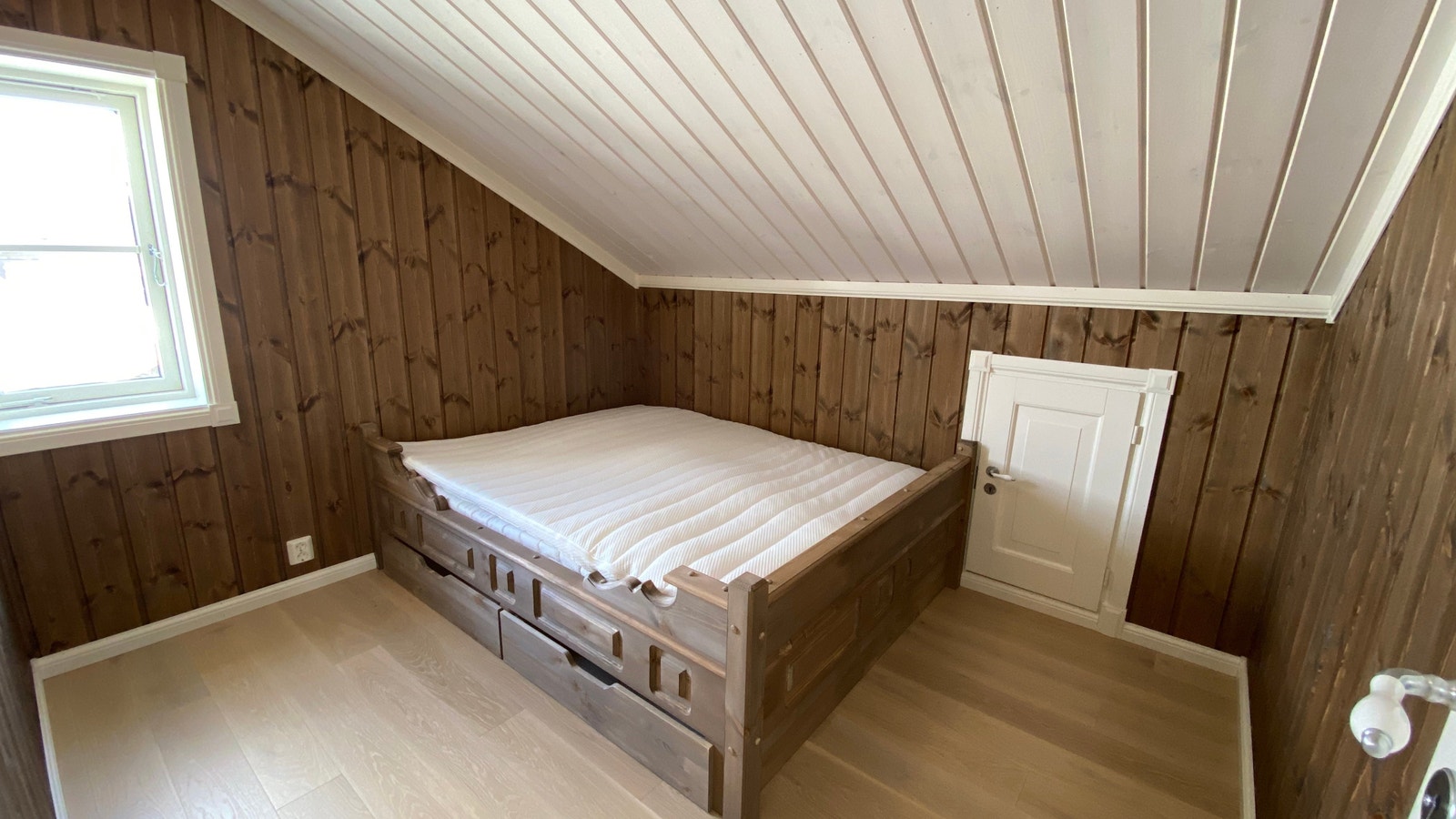 Soverom tre med dør inn til innredet loft. Galleribilde