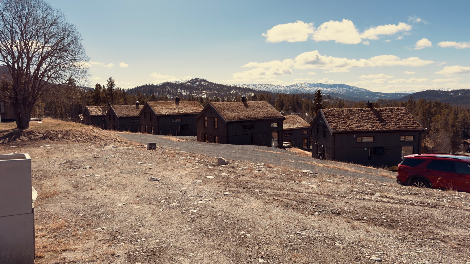 Tomten ligger i Fjellsteggen. Utsikt fra tomten. Tomten er nesten ferdig opparbeidet. Galleribilde