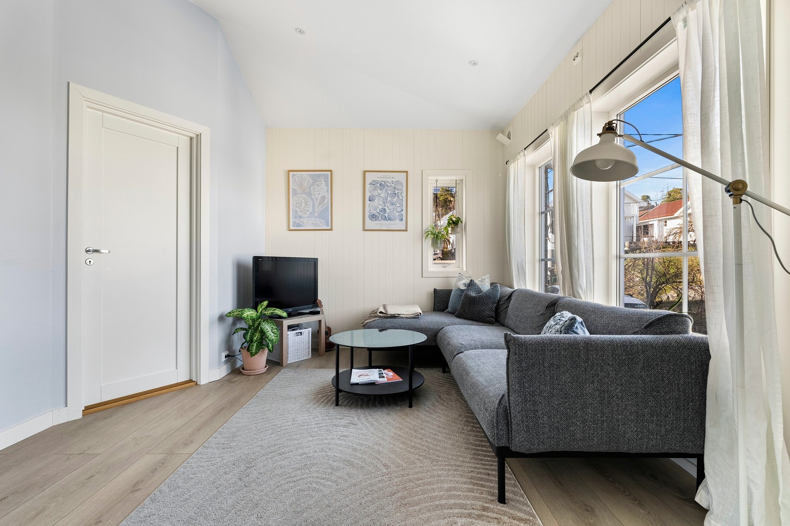 Romslig og lys stue med god plass til stor sofa og tv. Galleribilde