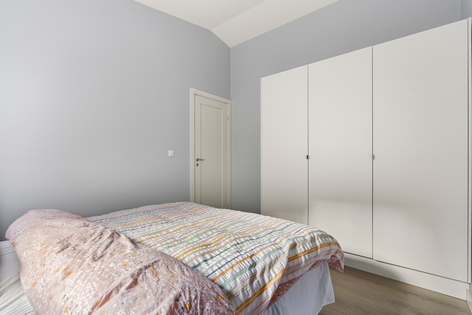Stor garderobe med masse oppbevaringsplass. Galleribilde