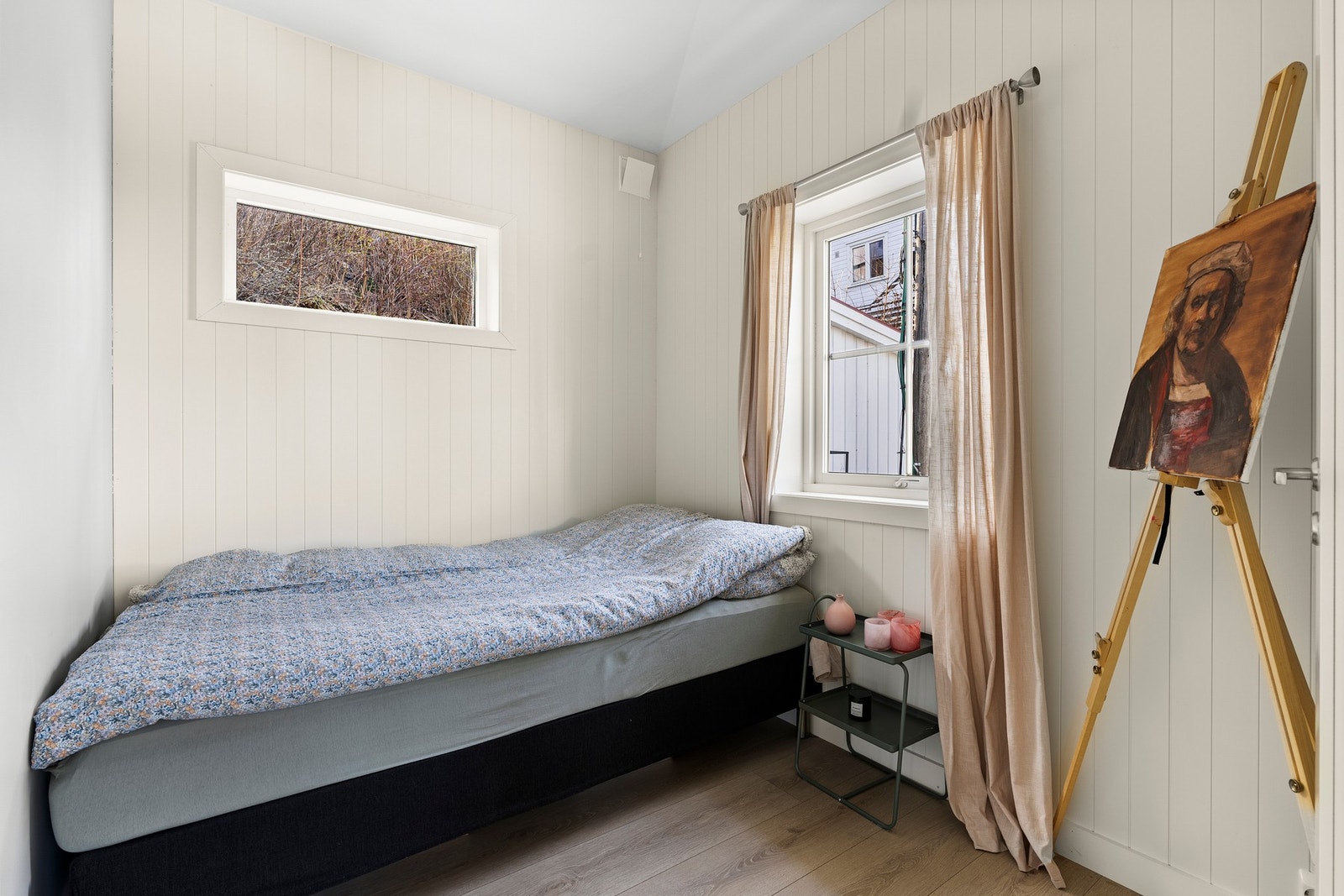 Her kan du plassere en stor seng, og vinduene gjør rommet luftig. Galleribilde