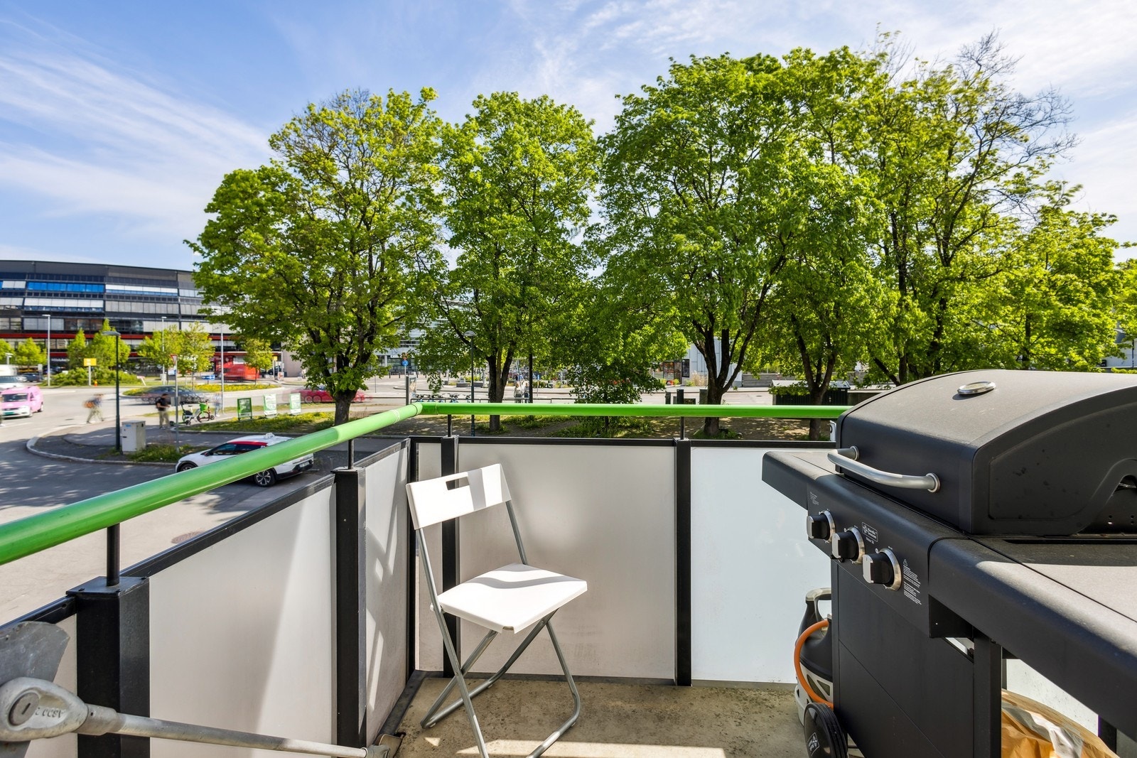 Balkong med plass for en liten sittegruppe/grill. Galleribilde
