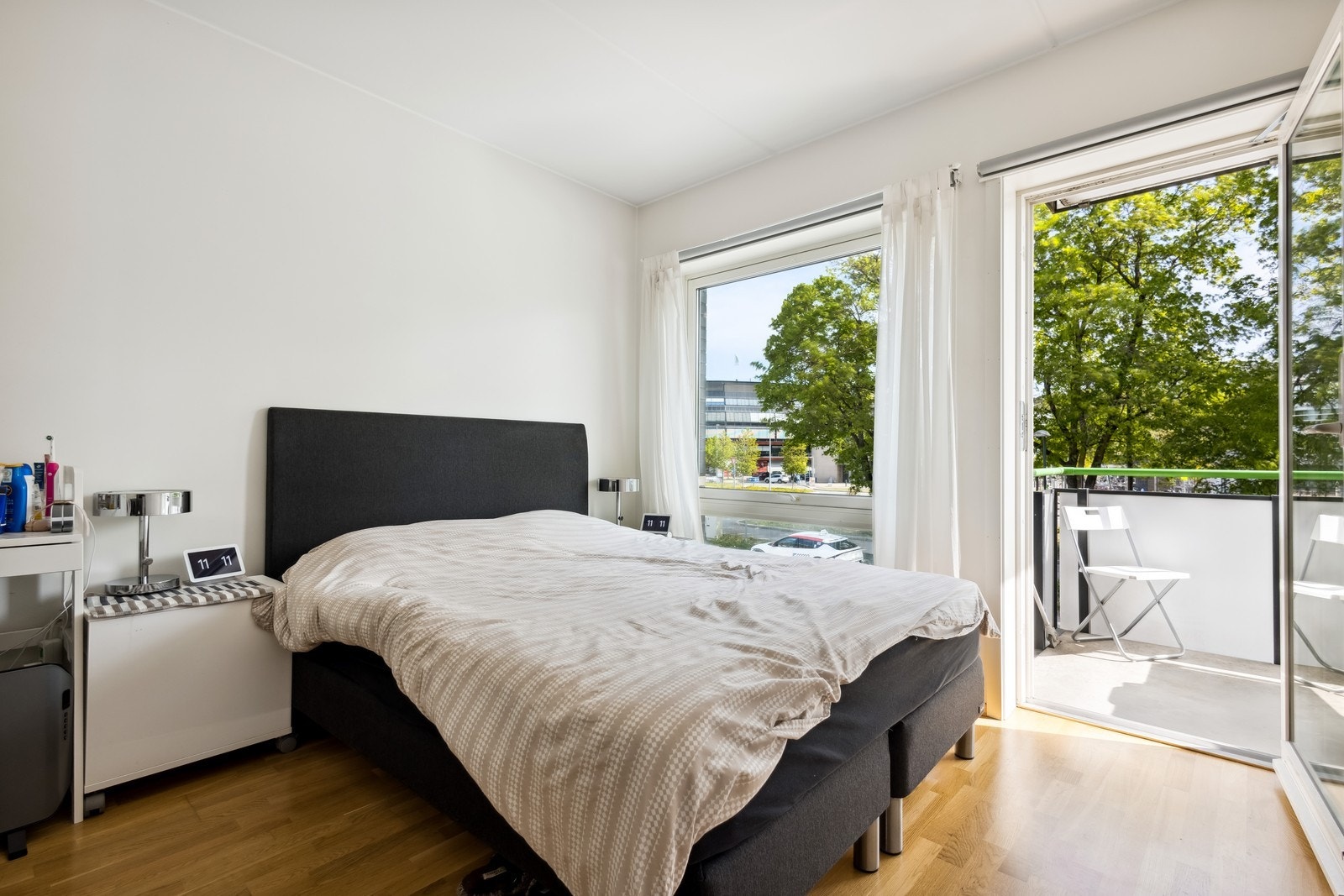 Romslig soverom med utgang til balkong. Utstyrt med skyvedørsgarderobe. Galleribilde