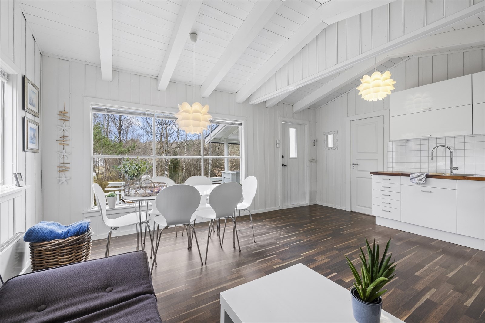 Lys stue i åpen løsning mot kjøkken Galleribilde