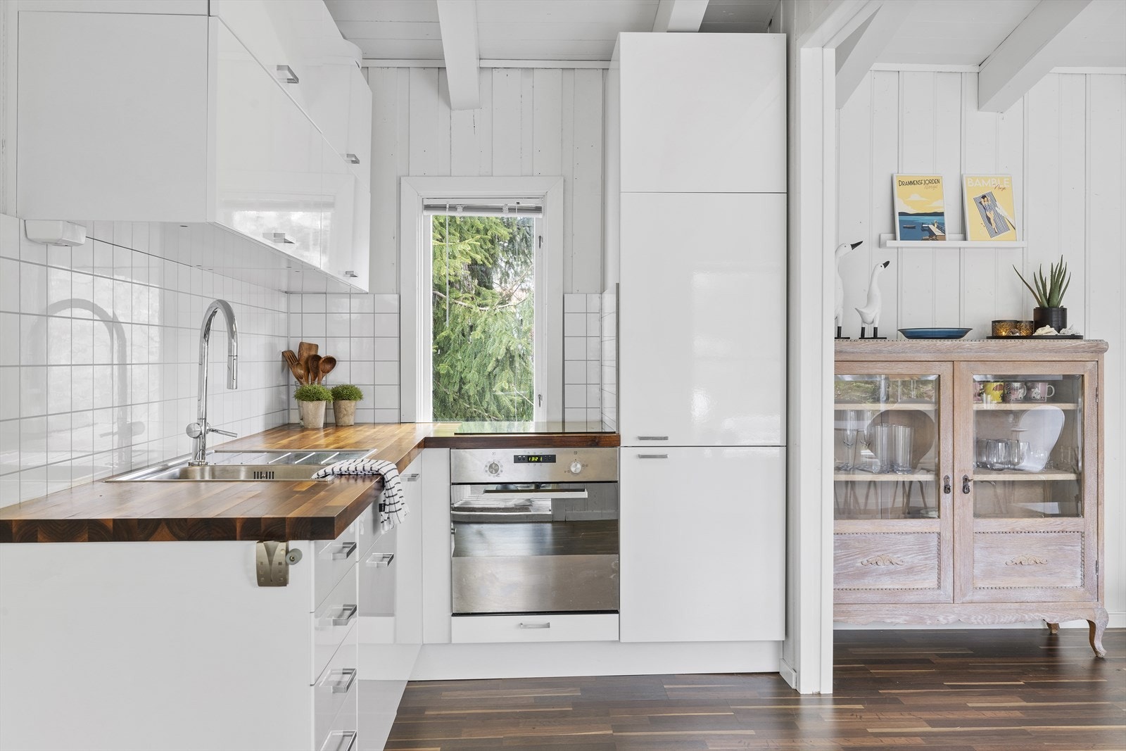 Kjøkkenet har integrert stekeovn, platetopp og kjøl-/fryseskap Galleribilde