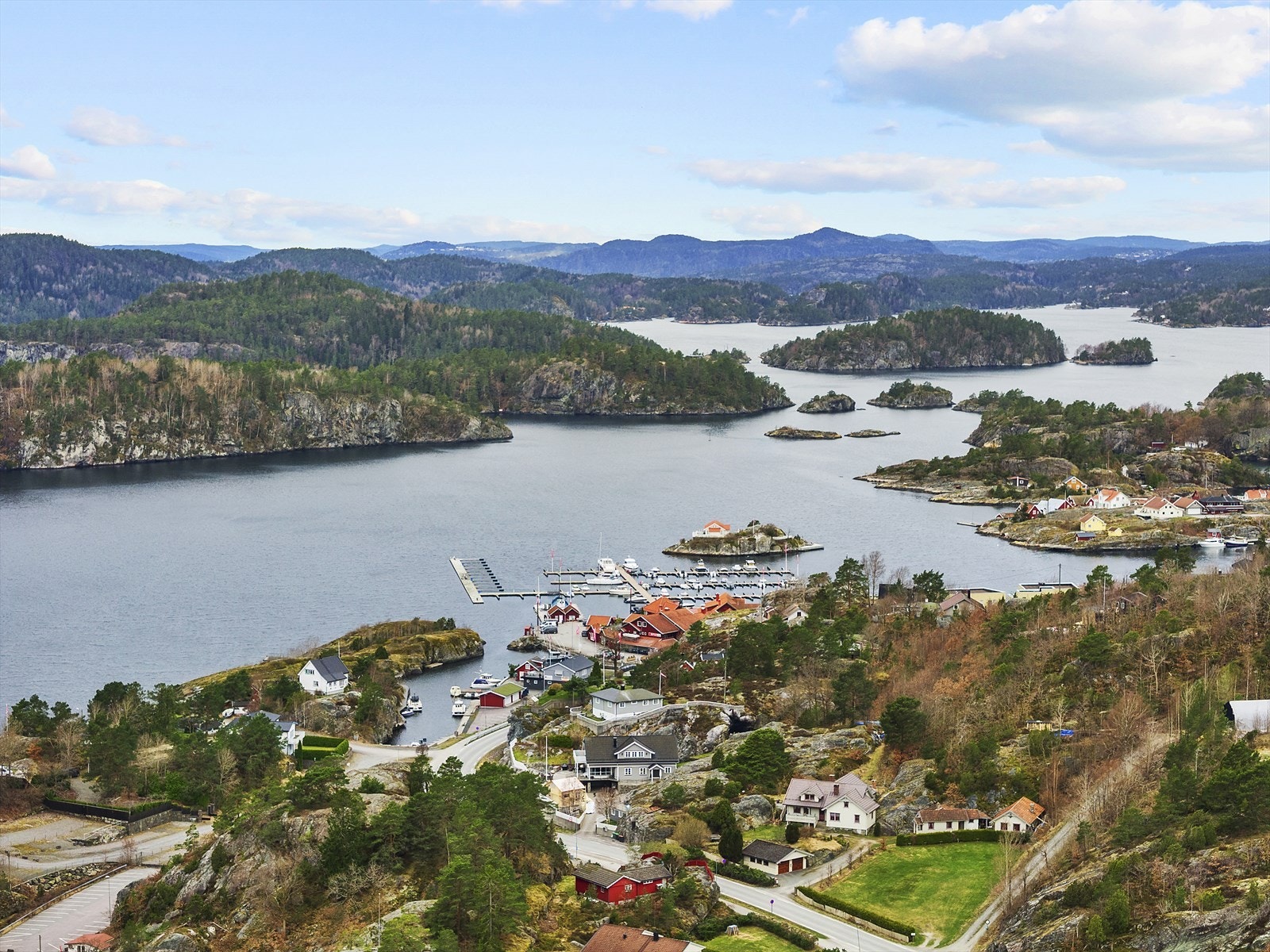 Gangavstand til Valle hvor det er dagligvarebutikk, restauranter, interiør/klesbutikker og båthavn Galleribilde
