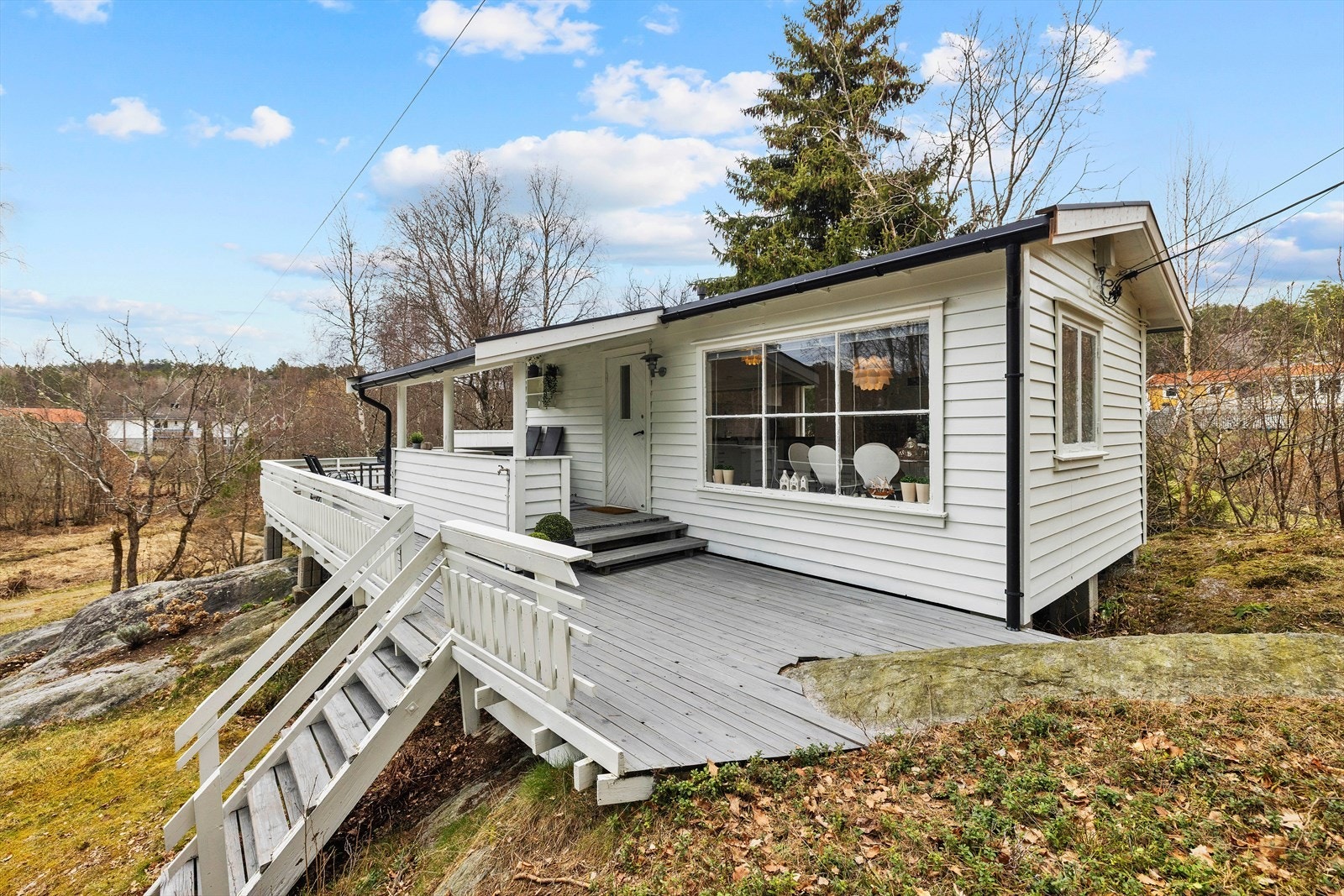 Lys og trivelig fritidsbolig med usjenert beliggenhet og gode solforhold Galleribilde