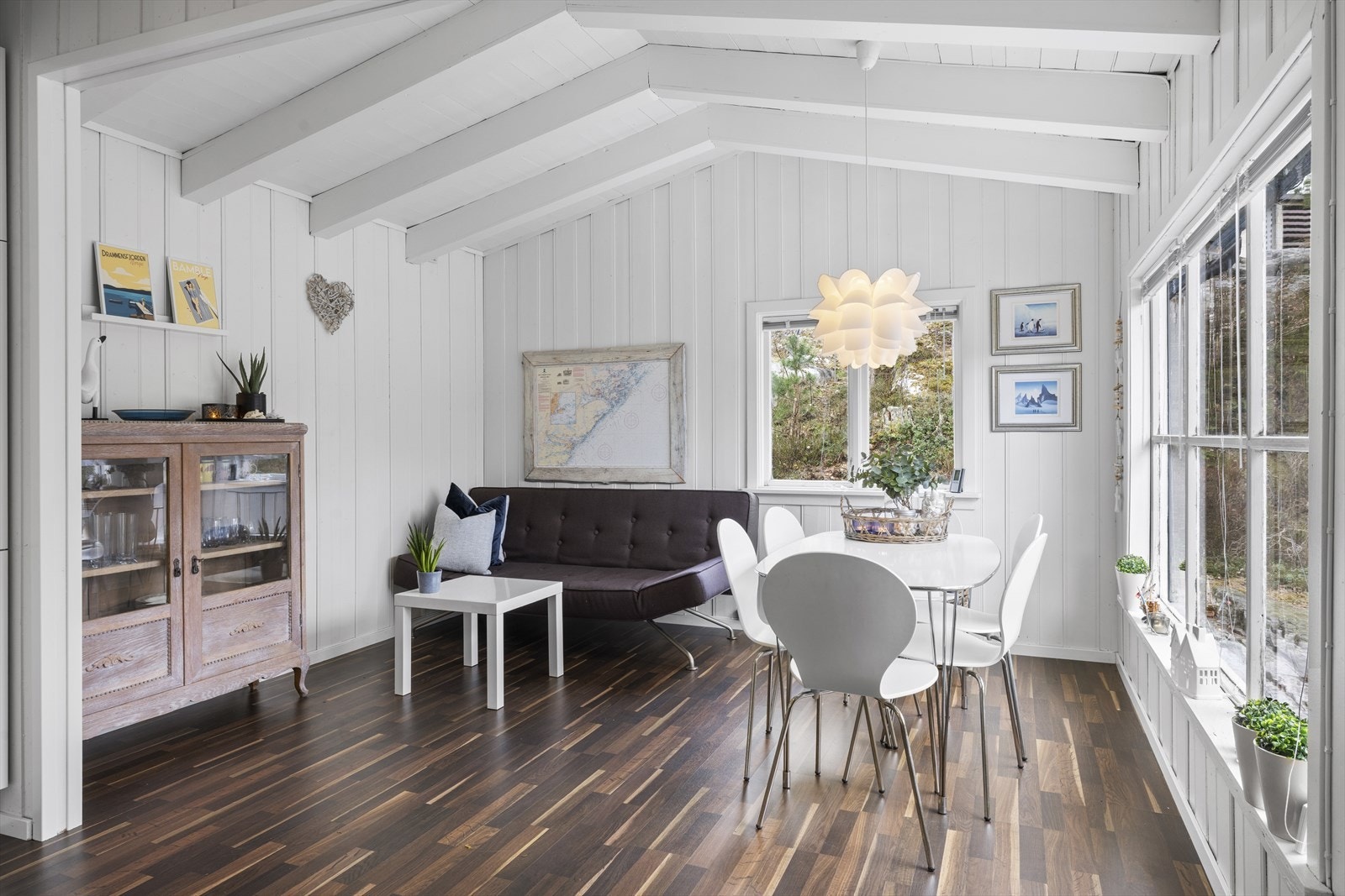 I stuen er det plass til sofa og spisebord Galleribilde