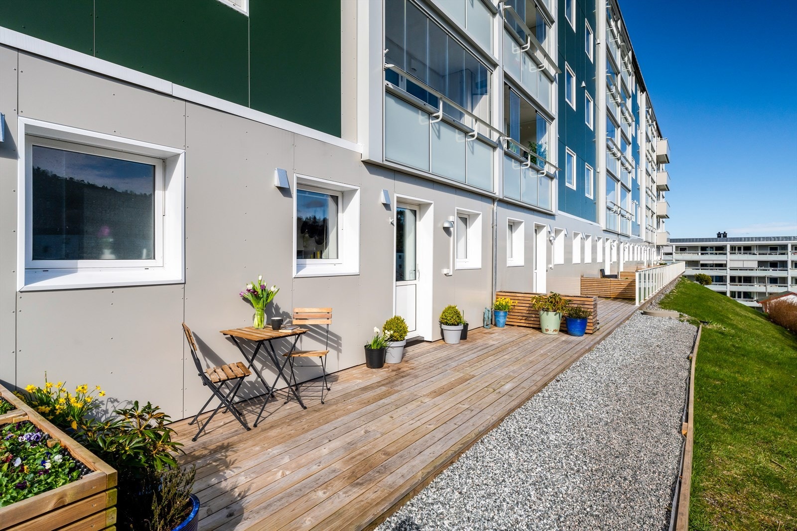Fantastisk solrik og nyetablert markterrasse på hele 15 kvm med utgang fra stue! Galleribilde