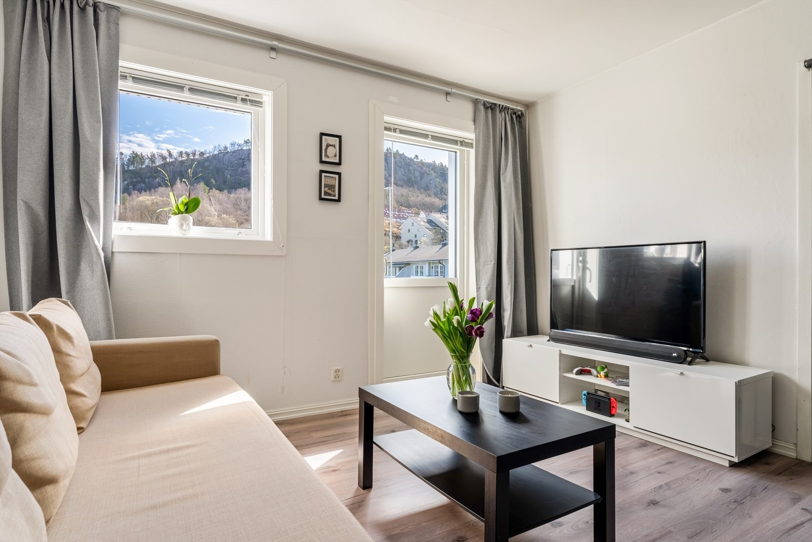Leiligheten er lys og innbydende, malt i moderne farger og oppleves innholdsrik! Galleribilde
