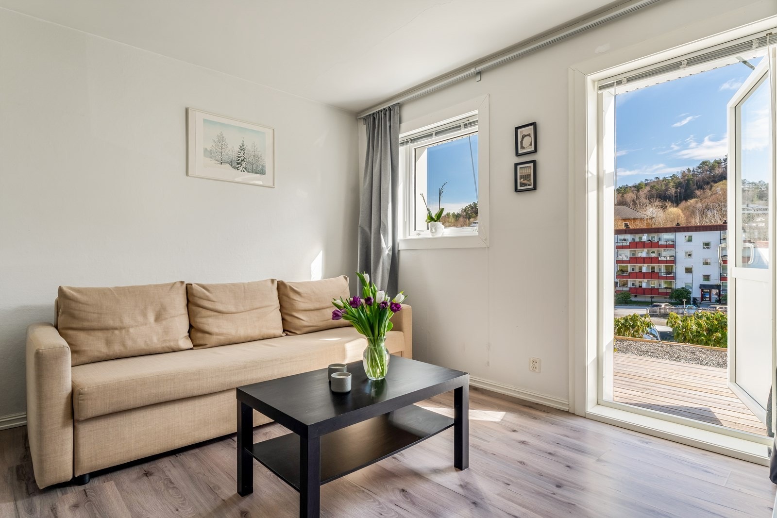 Stuen er lett å innrede og er malt i lyse farger. Galleribilde