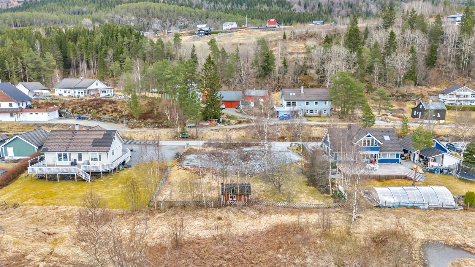 Tomten har enkel adkomst fra offentlig vei Galleribilde