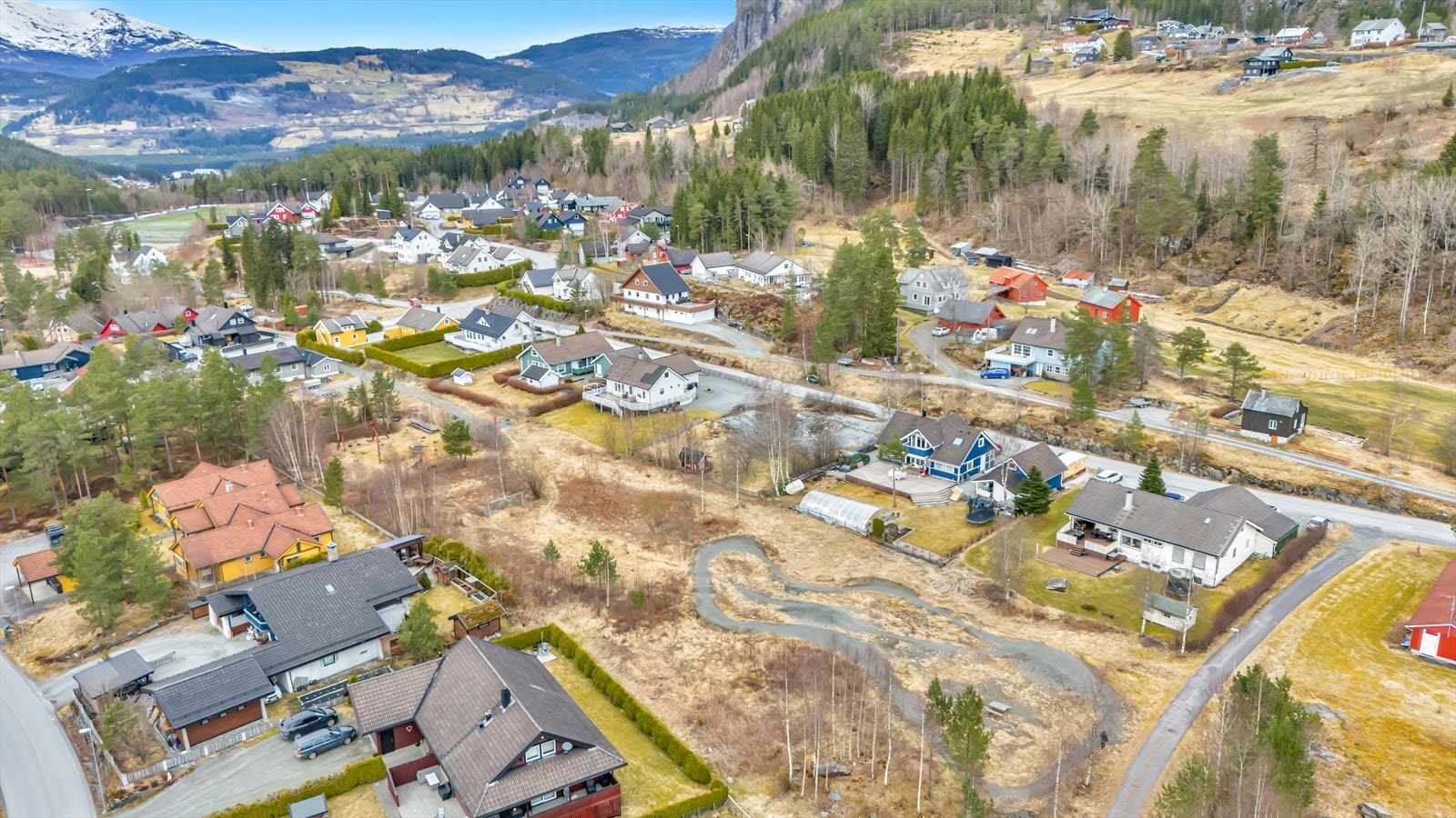 Interessenter står fritt til å befare tomten på egenhånd. Ta kontakt med megler dersom du har spørsmål. Galleribilde