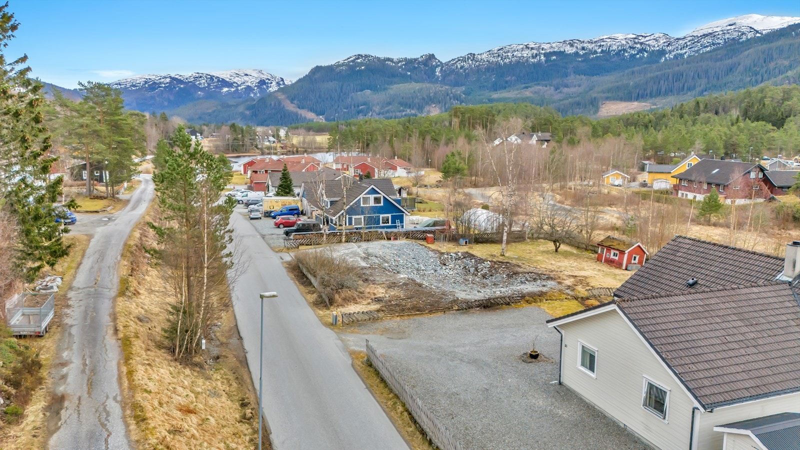 Tidligere har det stått et hus og en garasje på eiendommen, men pga. brann så selges eiendommen nå som en tomt Galleribilde