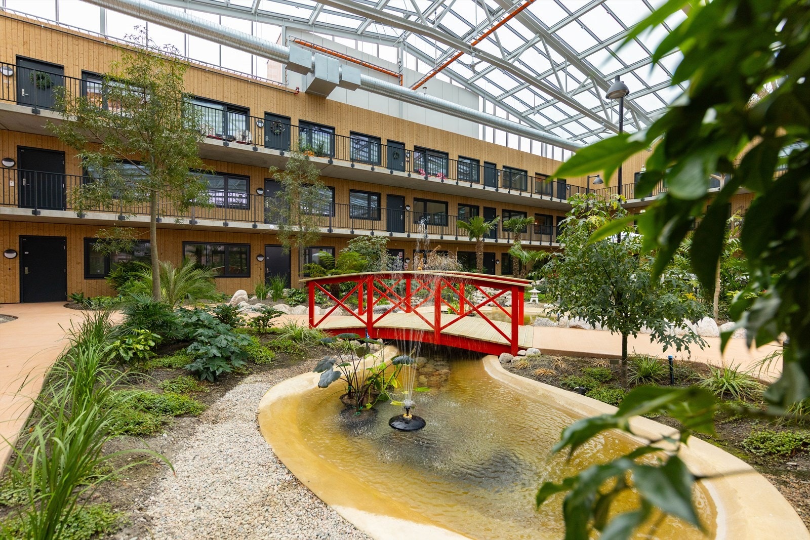 Uteområdene rundt byggene er pent opparbeidet med varierte funksjoner og kvaliteter. Galleribilde