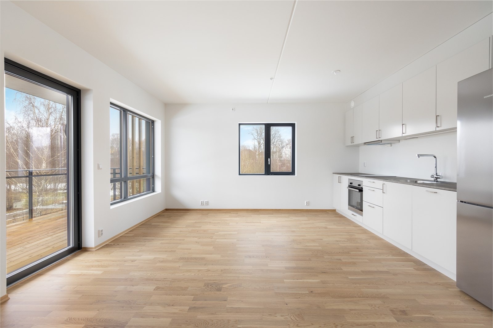 Kjøkken fra Drømmekjøkkenet leveres med integrerte hvitevarer som oppvaskmaskin, induksjonstopp, stekeovn og frittstående kjøl/fryseskap Galleribilde