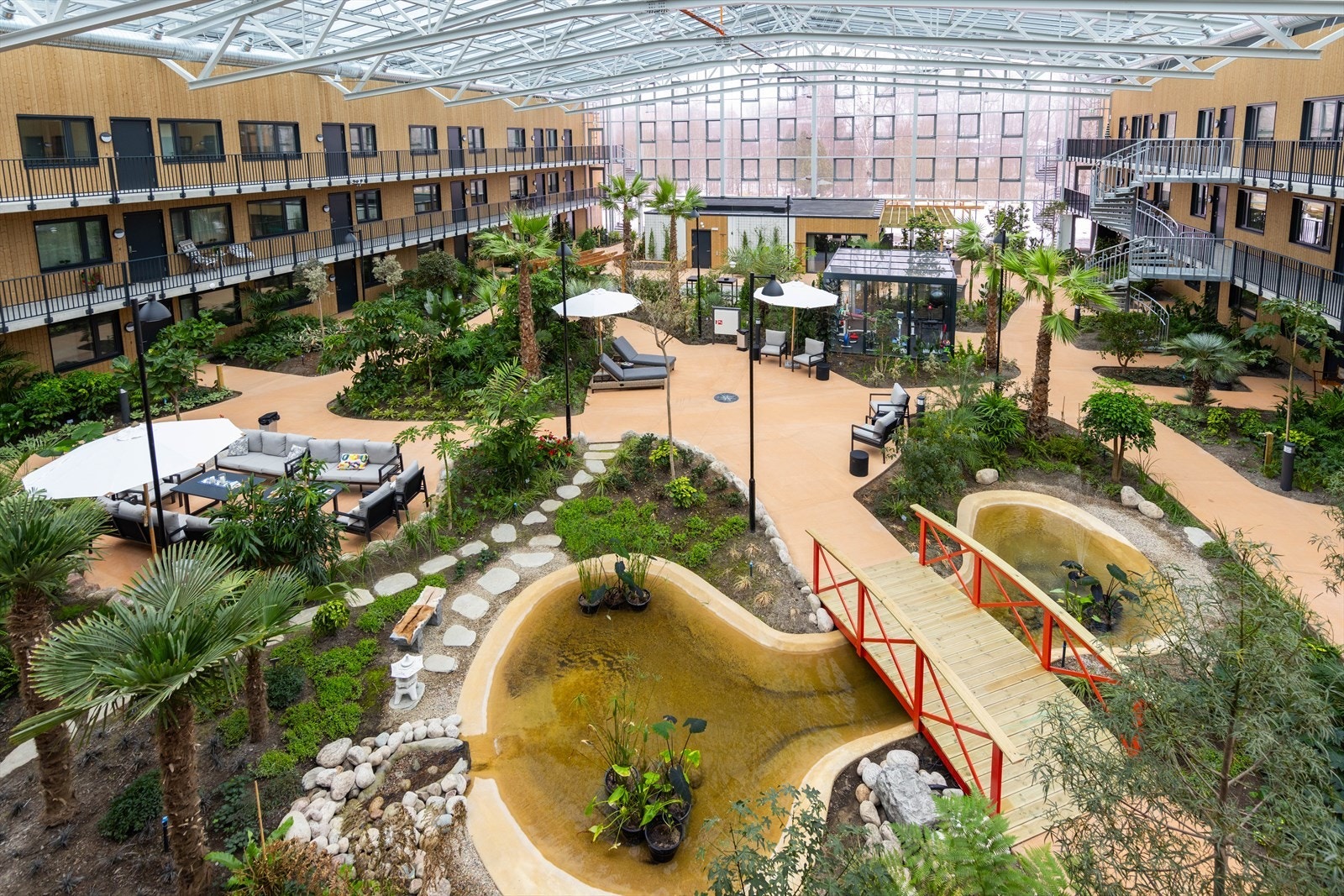 Alle leilighetene har direkte tilgang til vinterhagen. Uteområdene rundt byggene er pent opparbeidet med varierte funksjoner og kvaliteter. Galleribilde