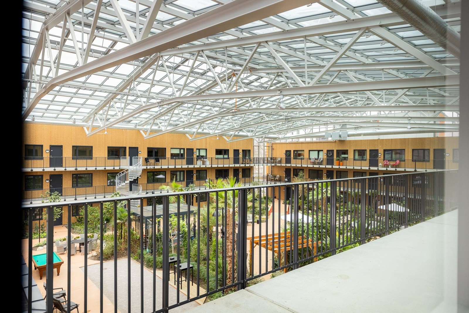 Fra inngangspartiet er det utsikt over den vakre hagen. Galleribilde