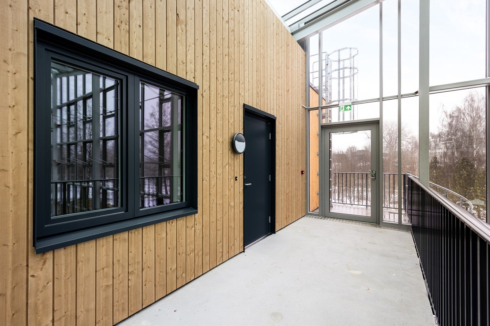 Leiligheten ligger på enden, og det er god plass til en sittegruppe ved inngangspartiet til leiligheten Galleribilde