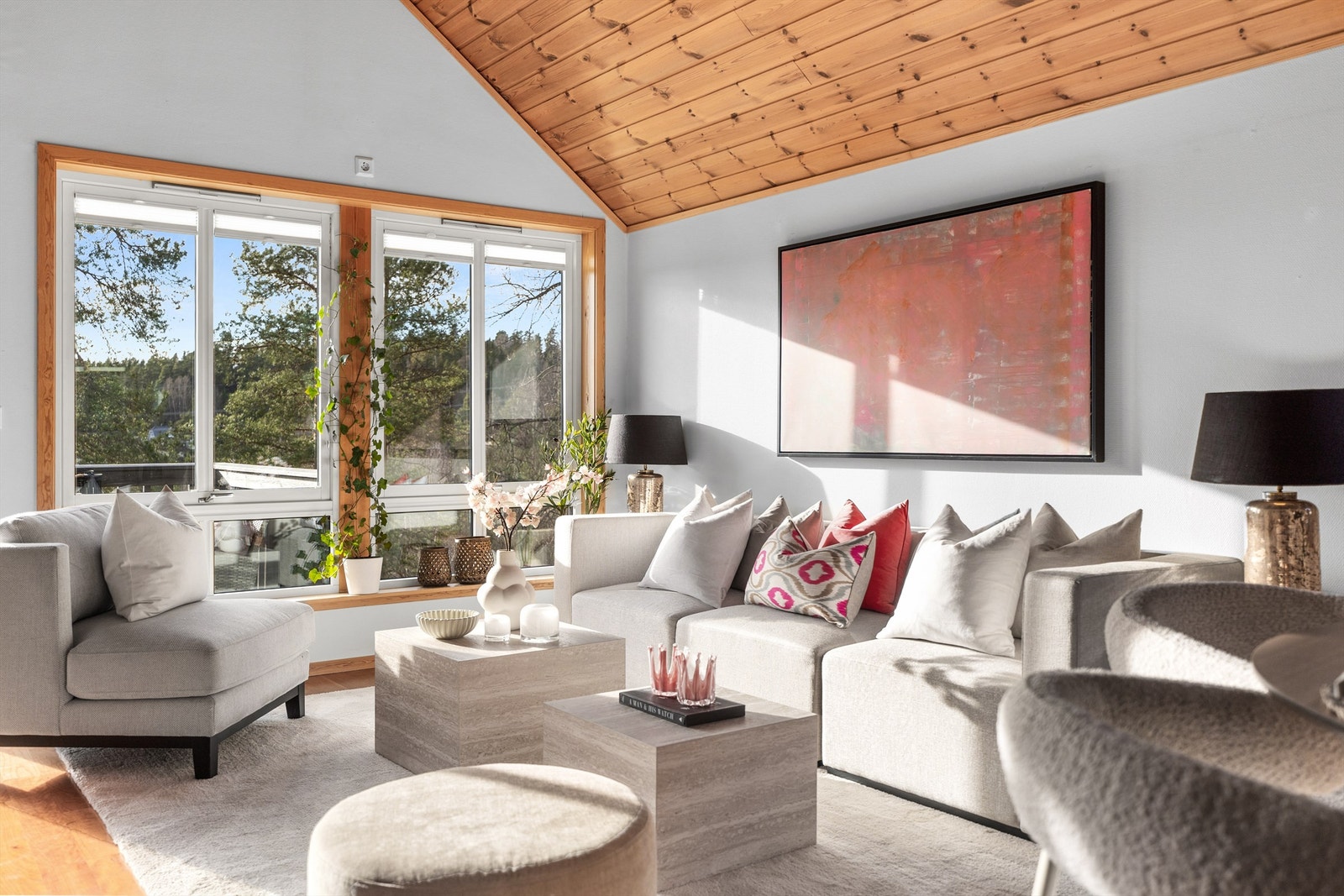 Stor stue med god plass til flere møbleringer som sofa, bord, spisebord, tv og m.m. Galleribilde