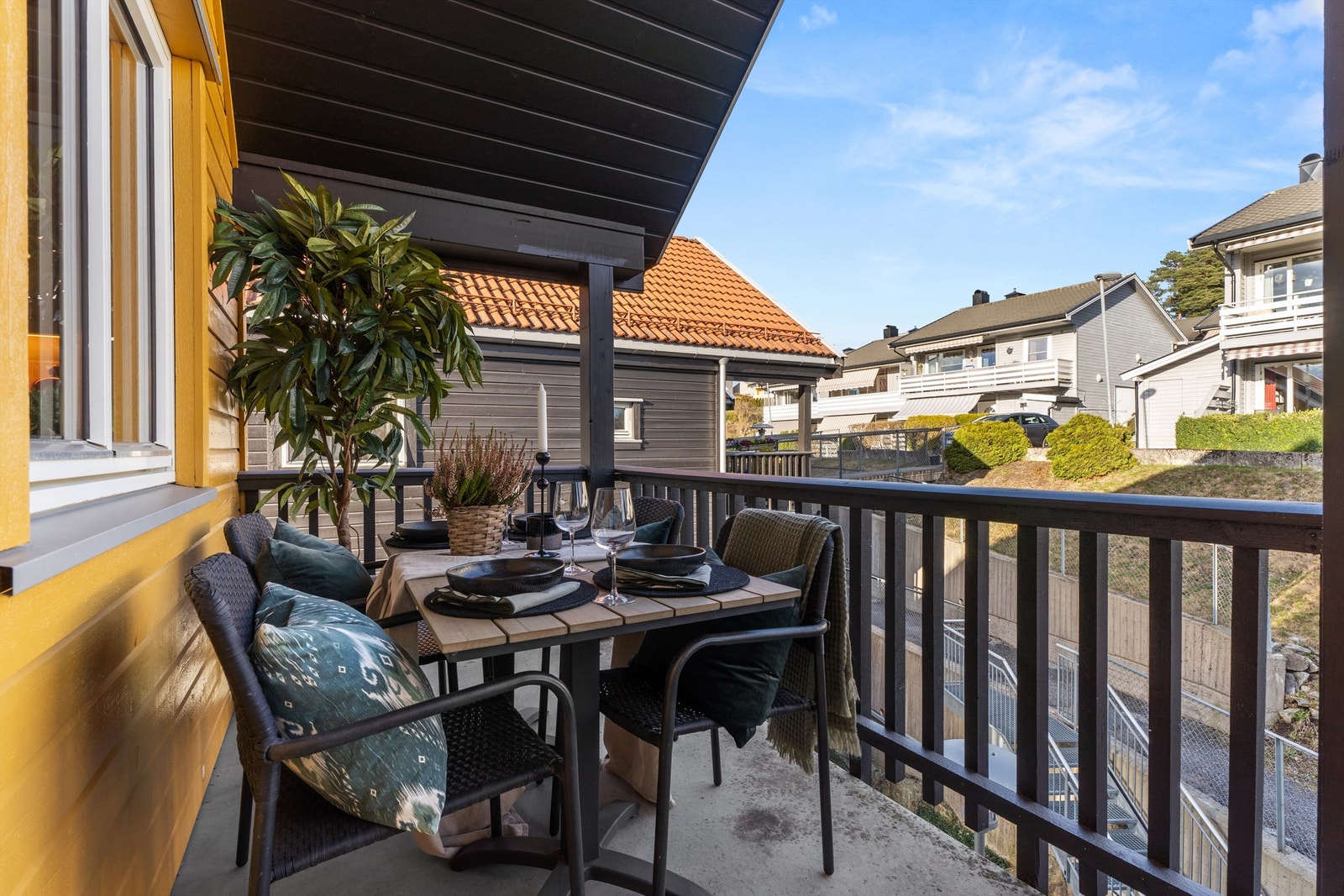 Ved inngangspartiet har du overbygget uteplass på ca. 7 kvm med plass til diverse møblering - her kan morgenkaffen nytes Galleribilde