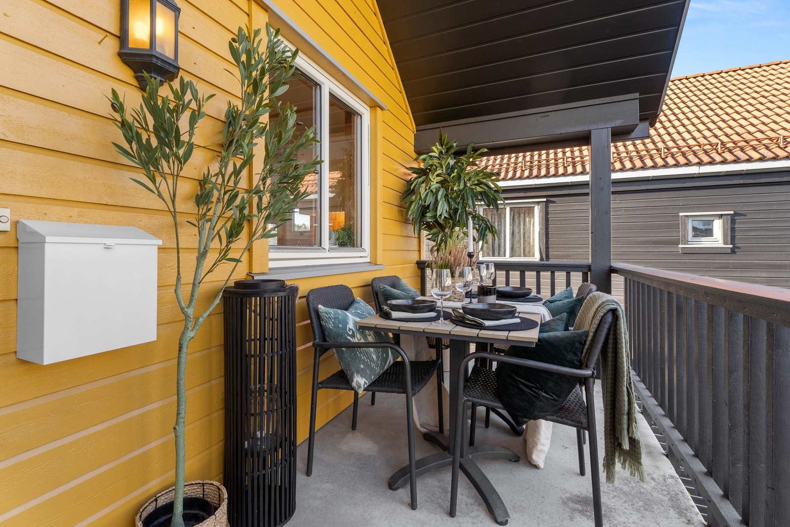 Uteplassen er østvendt og du kan nyte middag ute i skyggen på sommeren Galleribilde