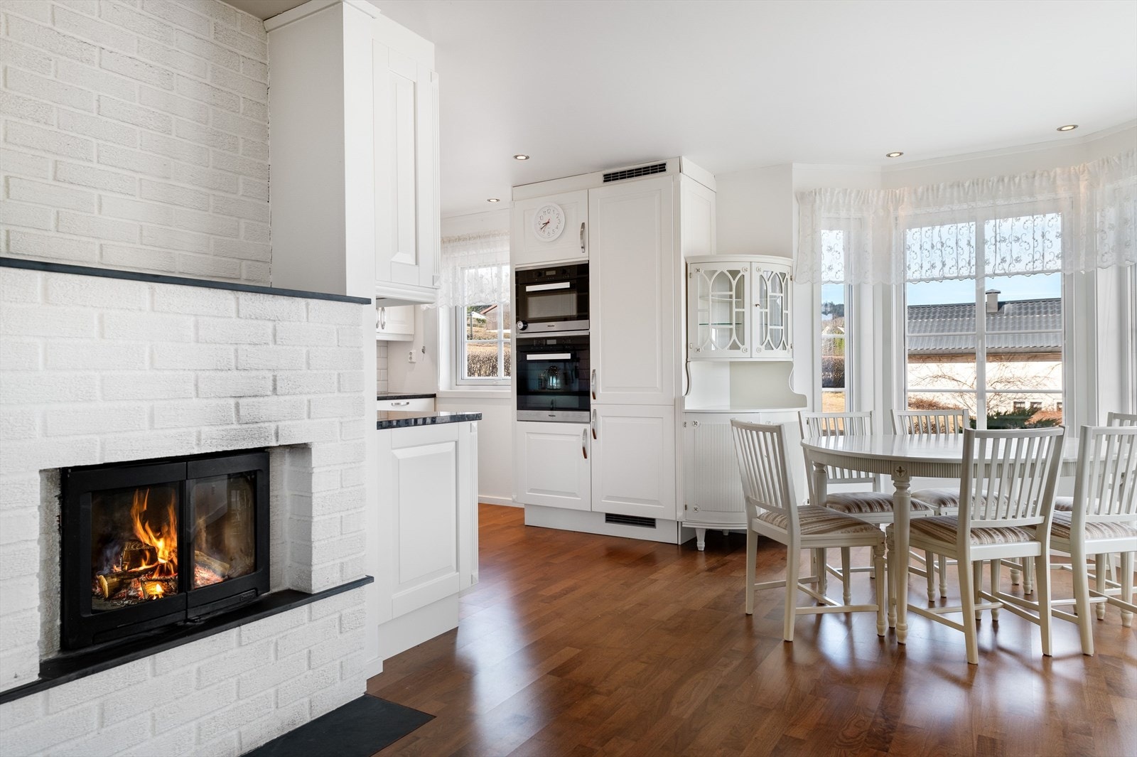 Spisestuen er strategisk plassert ved kjøkkenet Galleribilde