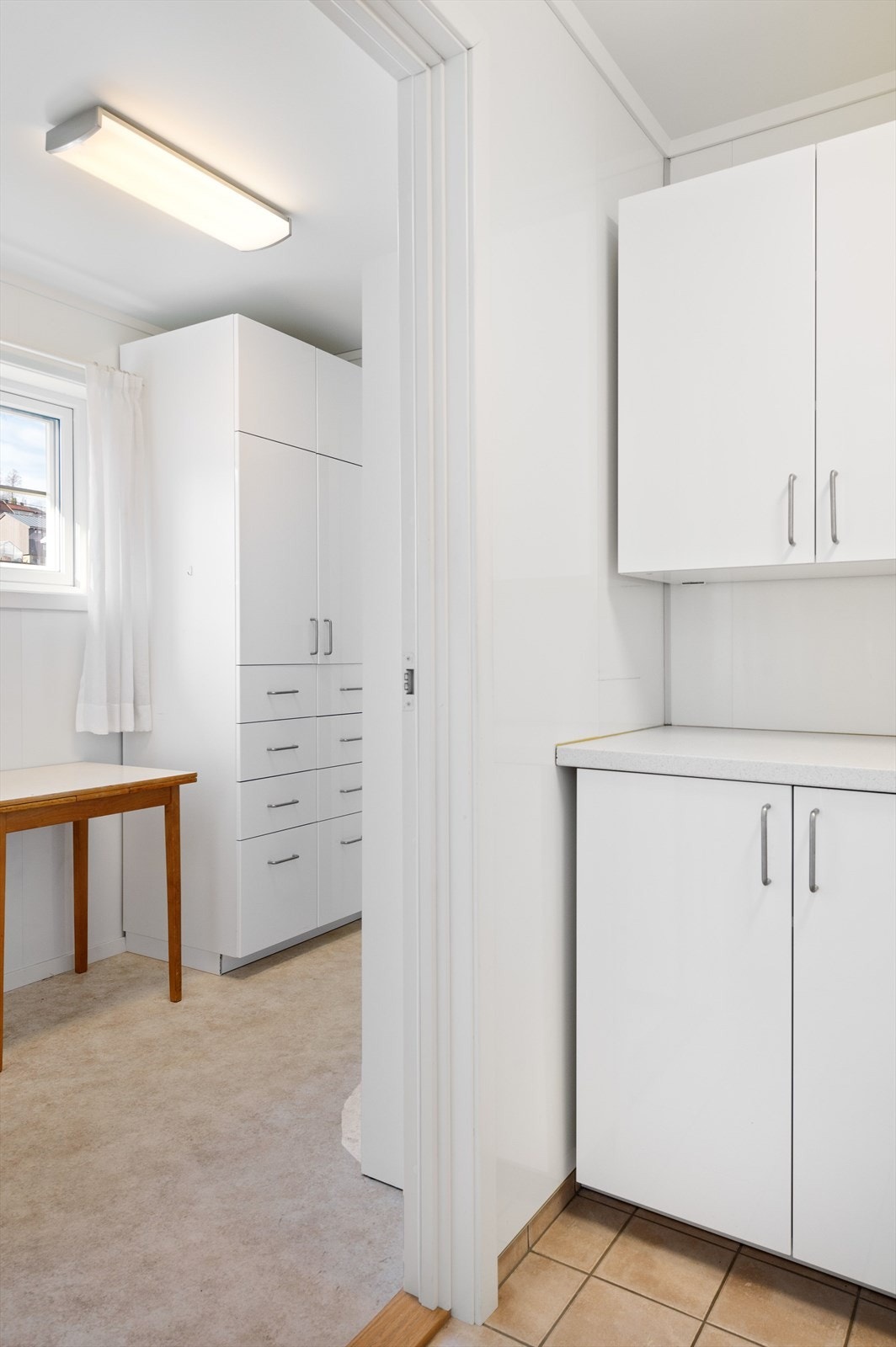 Fra vaskerom er det adkomst til bod eller garderomerom om man ønsker å kalle det for det Galleribilde