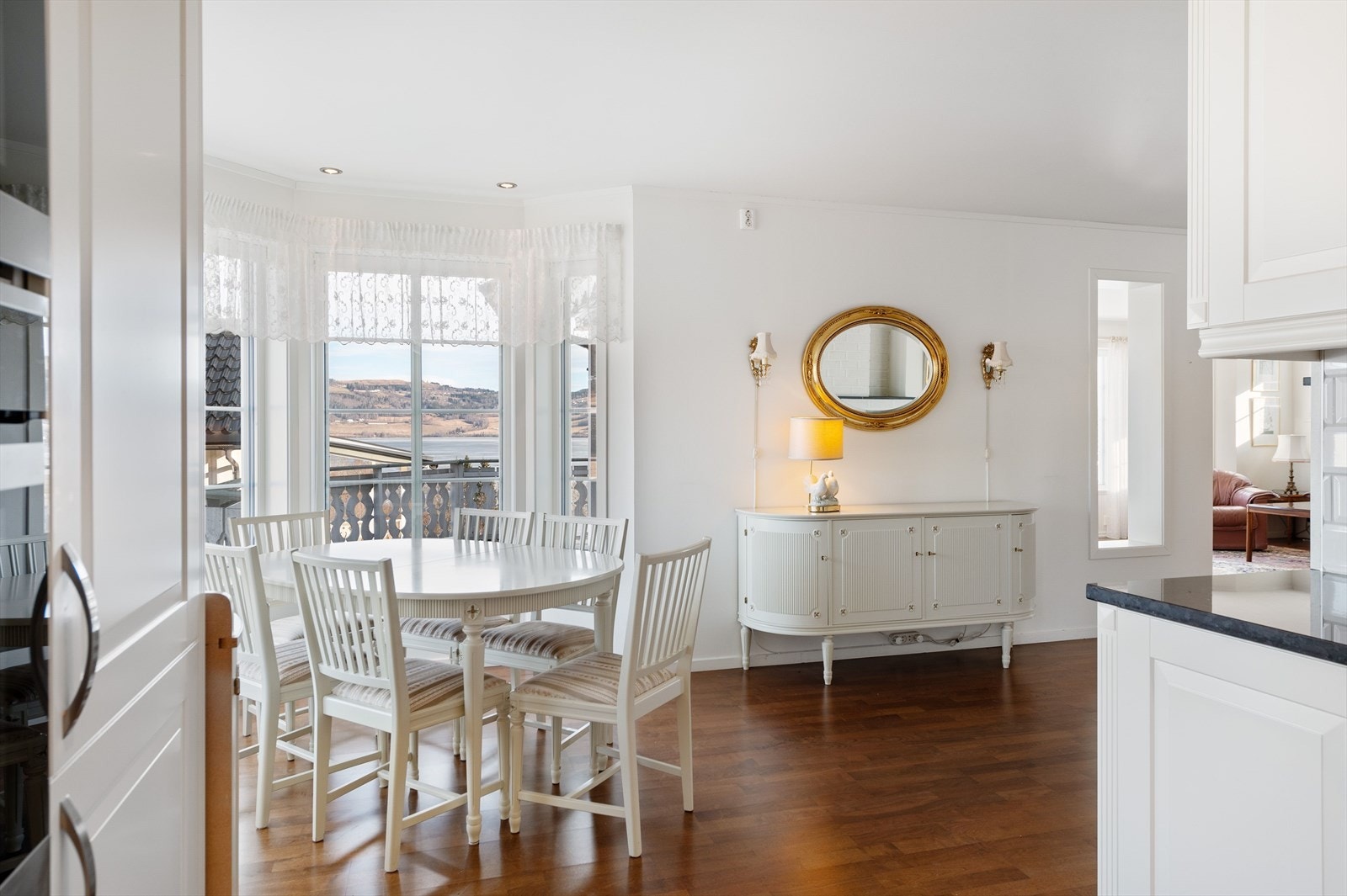 Spisestue med flott utsikt, åpen løsning til stue Galleribilde