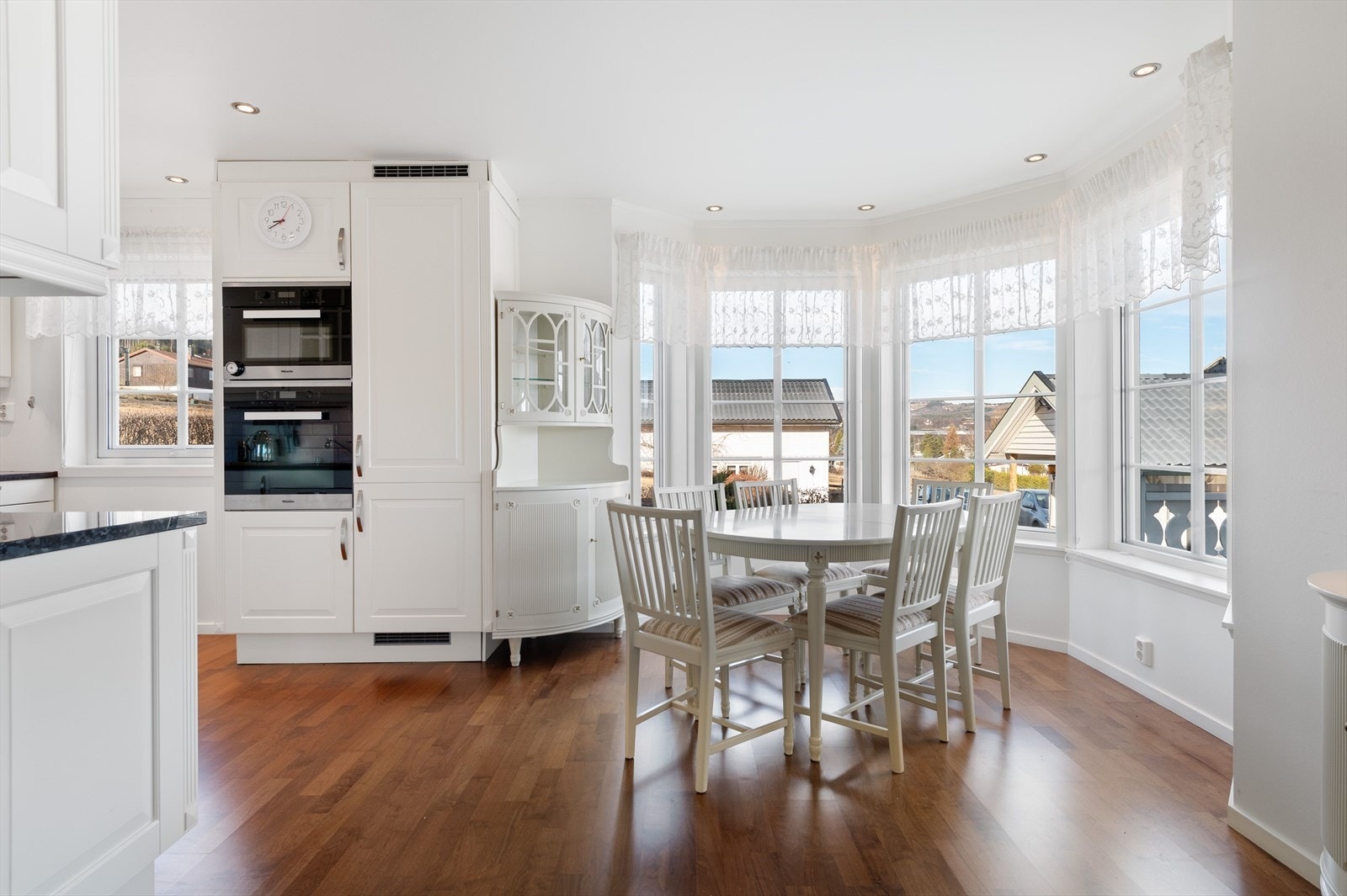 Downlights i himlingen på kjøkken og i spisestue Galleribilde