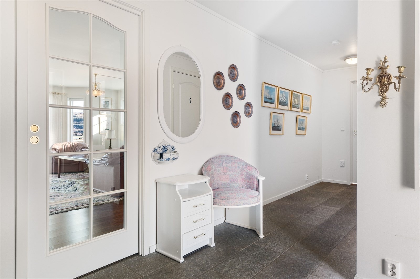 Gangen har adkomst til stue, bad, soverommene og vaskerom. Skyvedør med glass til stue Galleribilde