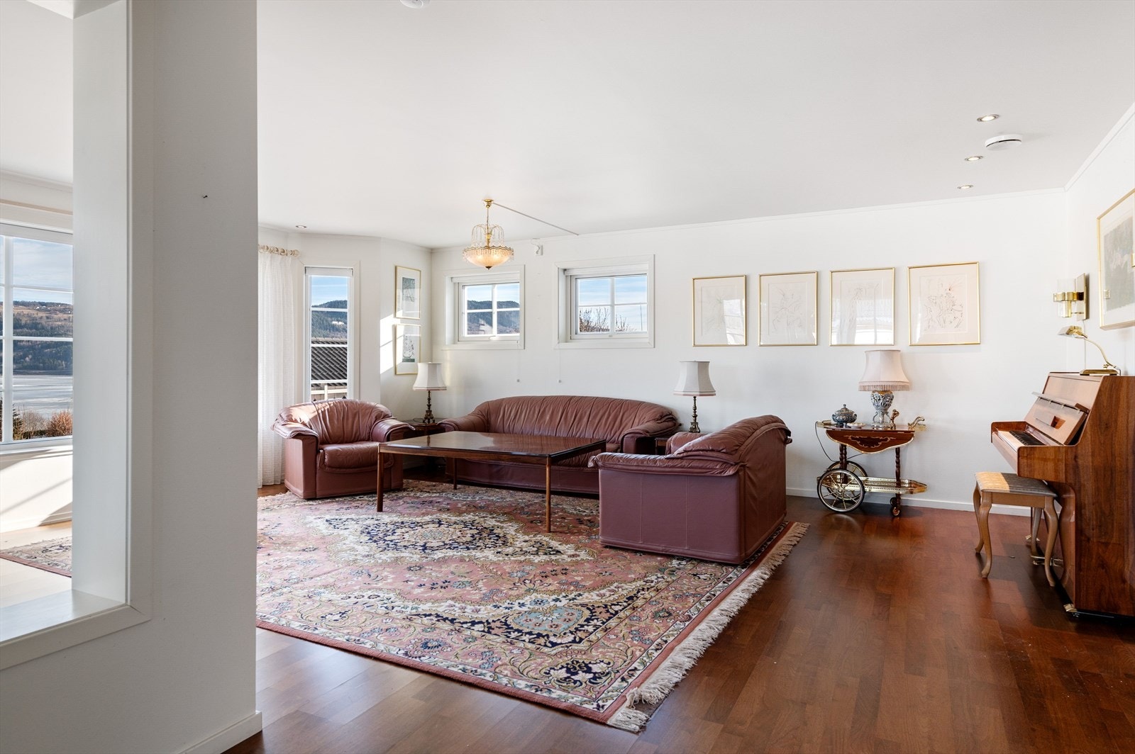 Lys og trivelig stue med flere møbleringsmuligheter. Galleribilde