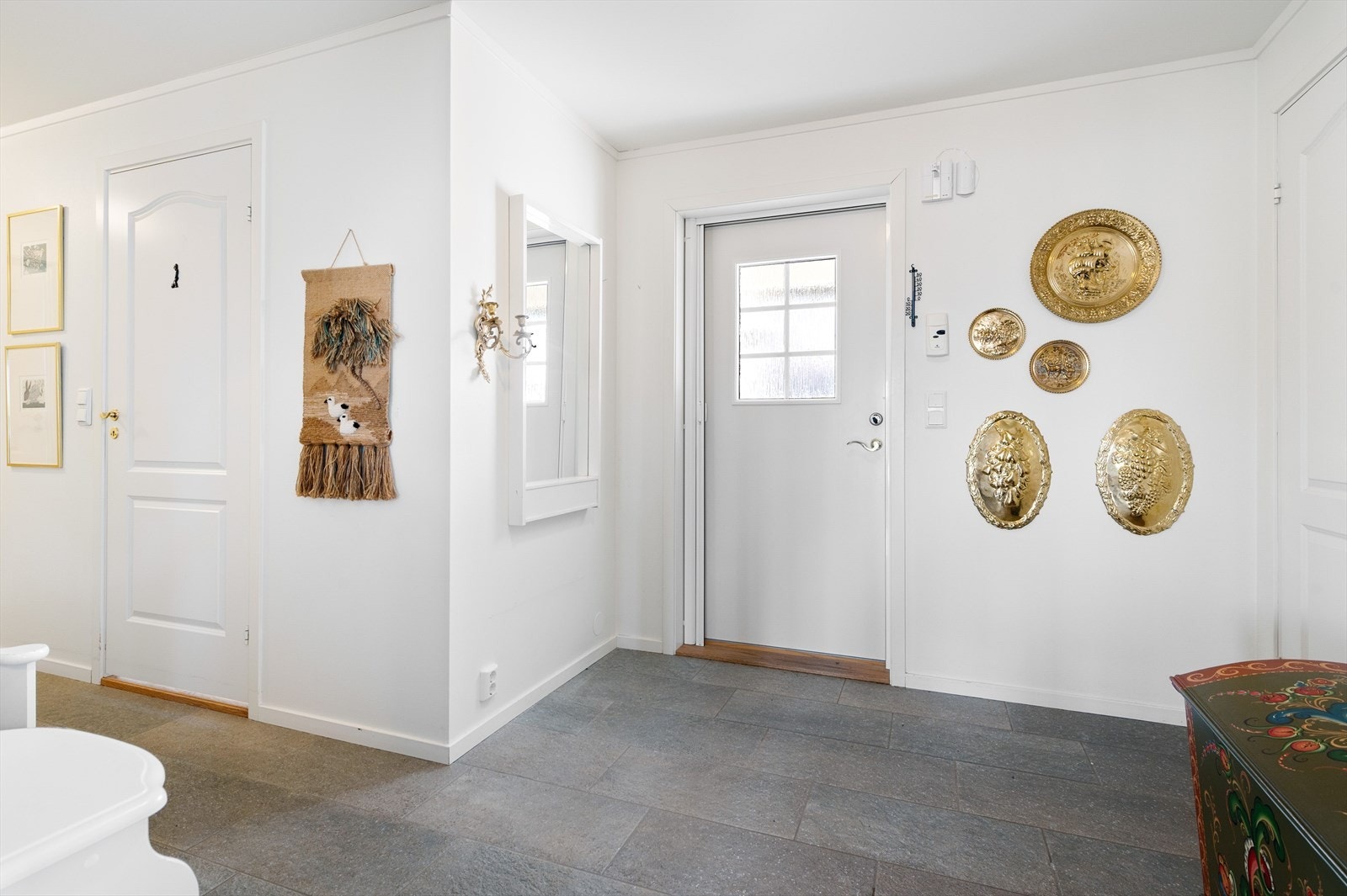 Entré/hall i våningshus, flislagt gulv med vannbåren varme. Galleribilde