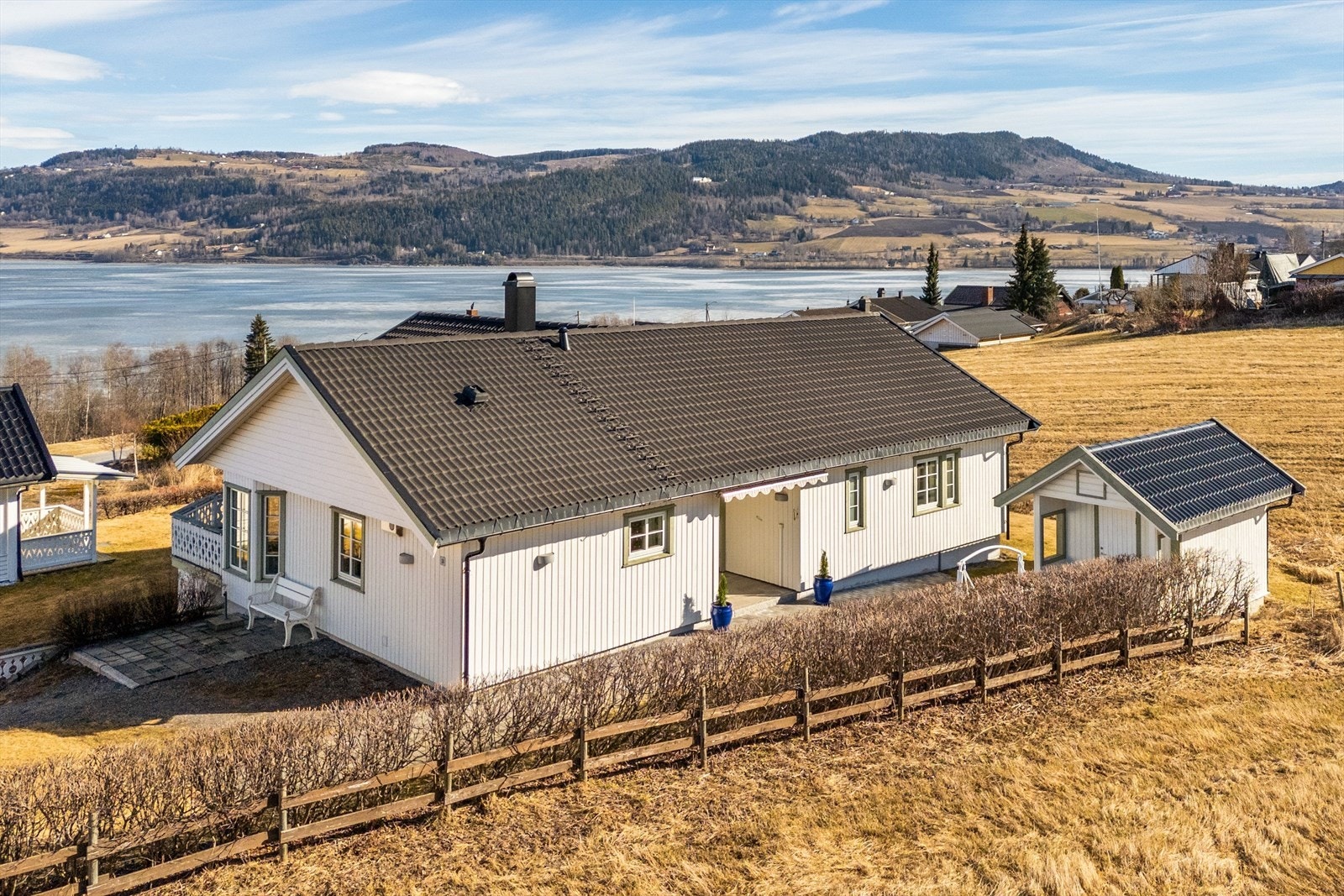 Dronebilde av våningshuset Galleribilde