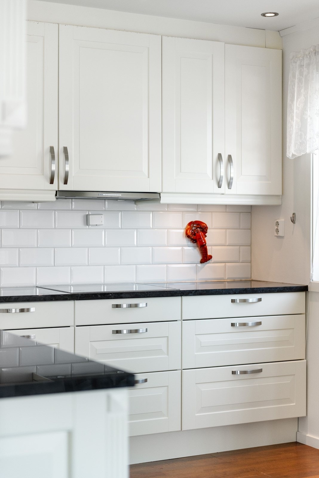 Lyst og pent kjøkken med "alle" fasiliteter, benkeplate i stein Galleribilde