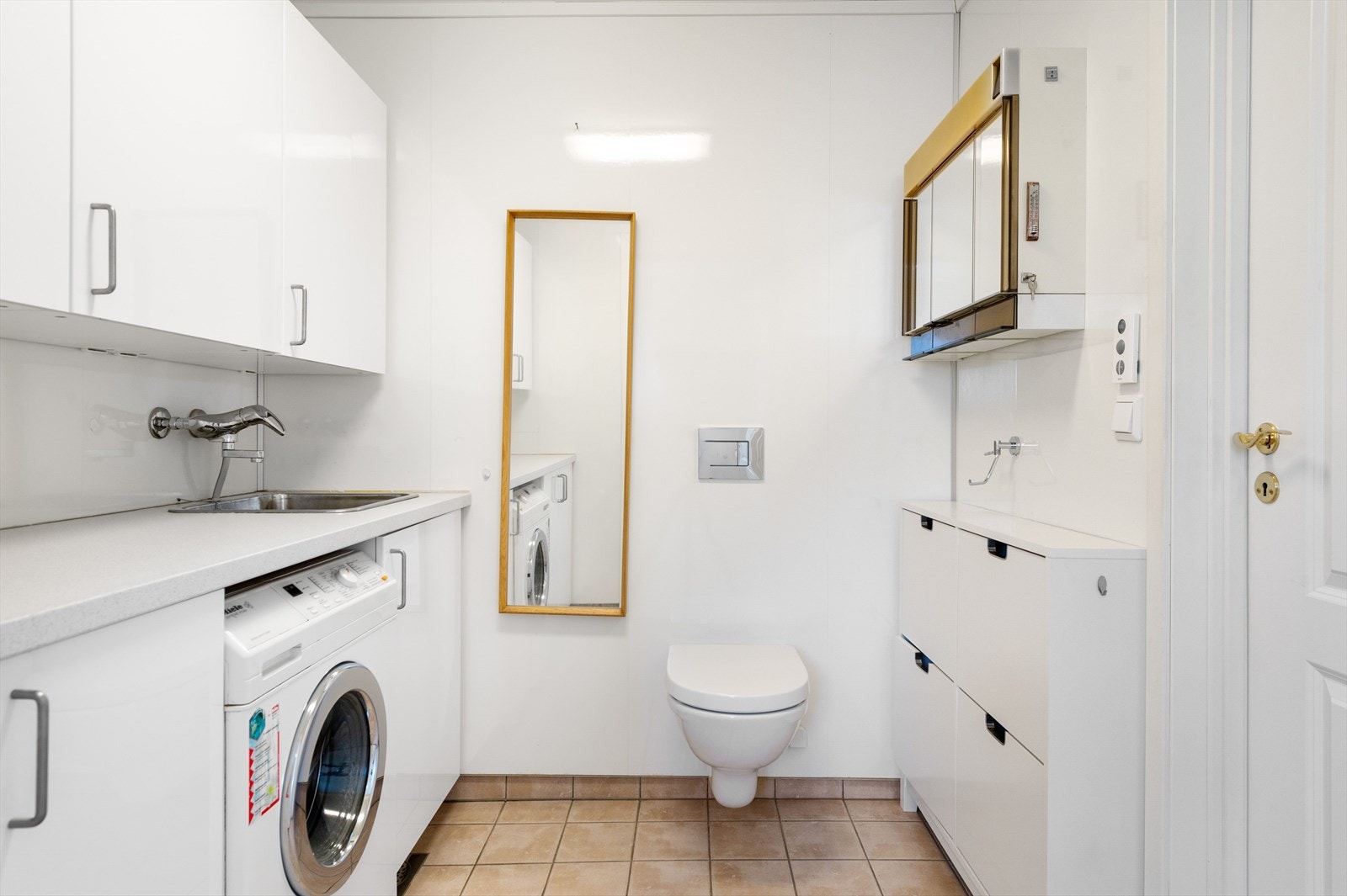 Godt utstyrt vaskerom med ekstra toalett, innredning, utslagsvask og opplegg for vaskemaskin. Galleribilde