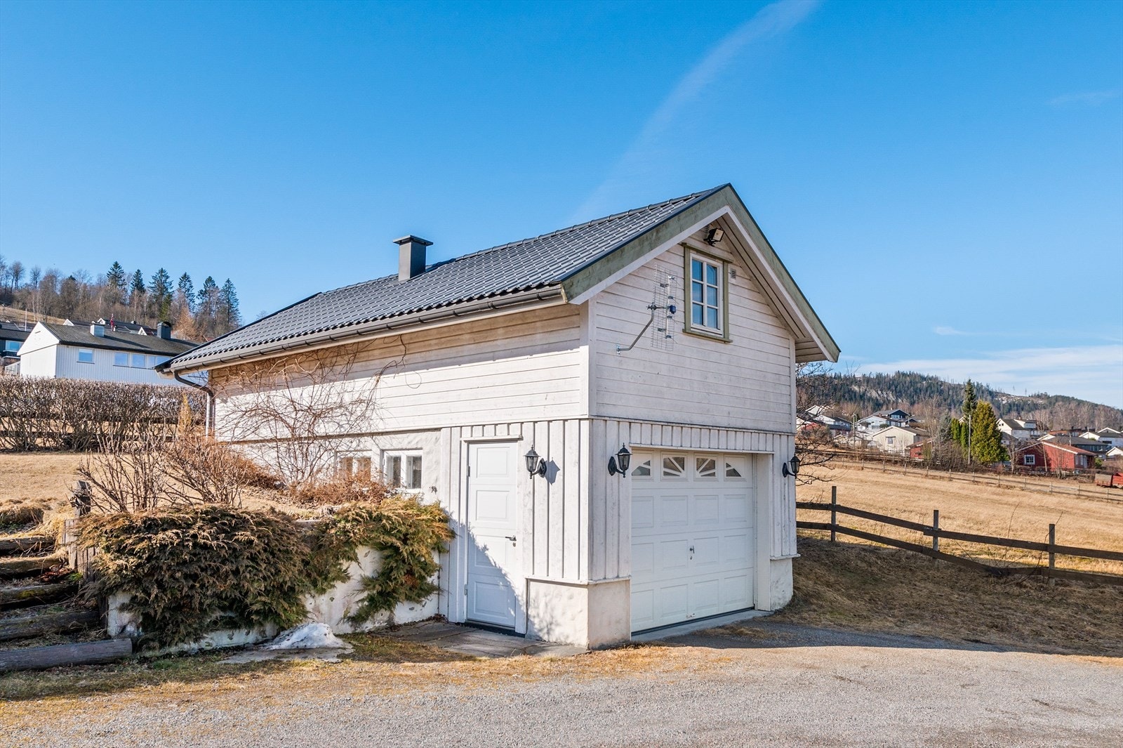 Garasje med biloppstillingsplass Galleribilde