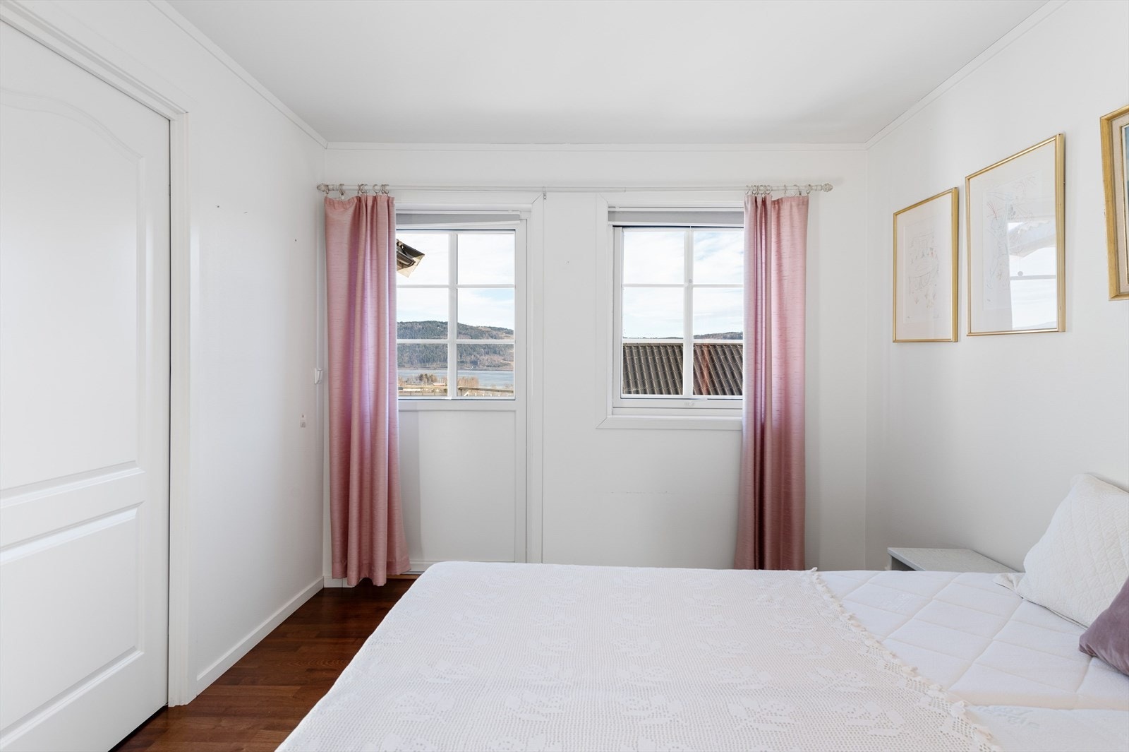 Stort soverom med utgang til terrasse, egen walk-in garderobe Galleribilde