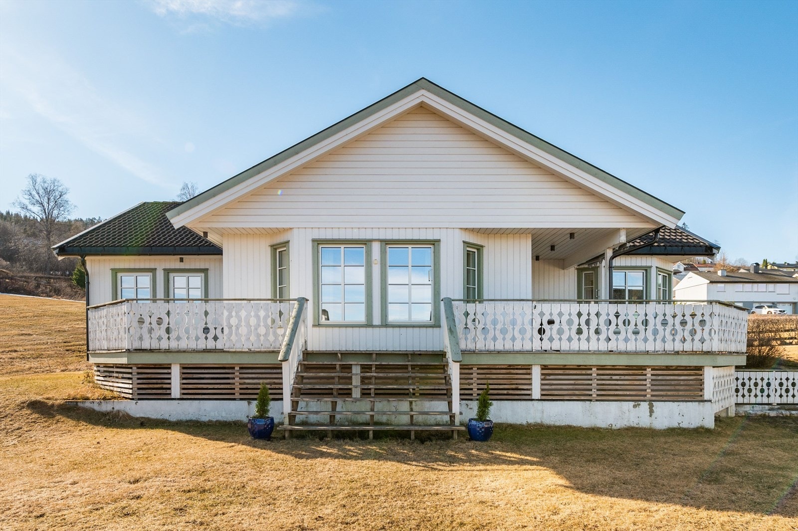 Fasade sett fra øst, stor terrasse Galleribilde
