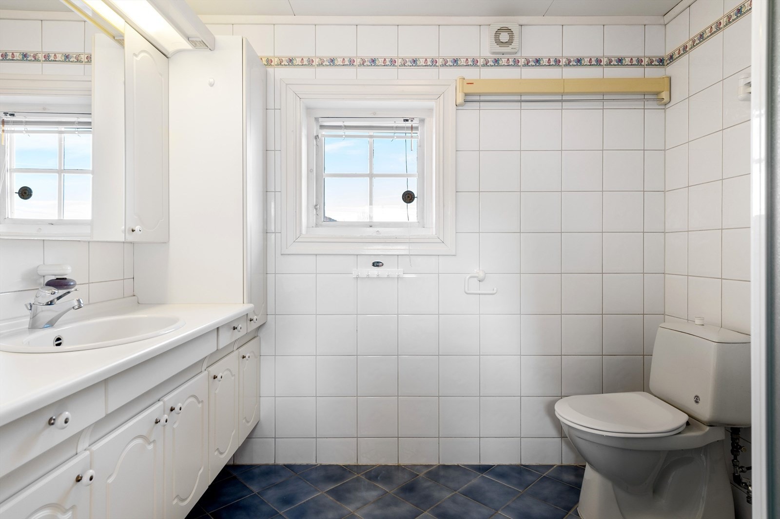 Bad i kårbolig fra 1996 med elektriske varmekabler i gulv Galleribilde